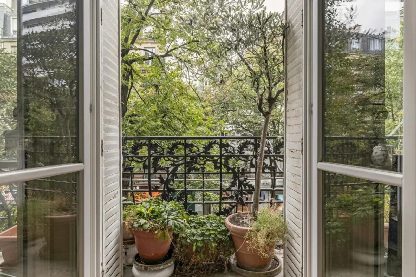 Balcon arboré avec garde-corps en fer forgé à Paris 7