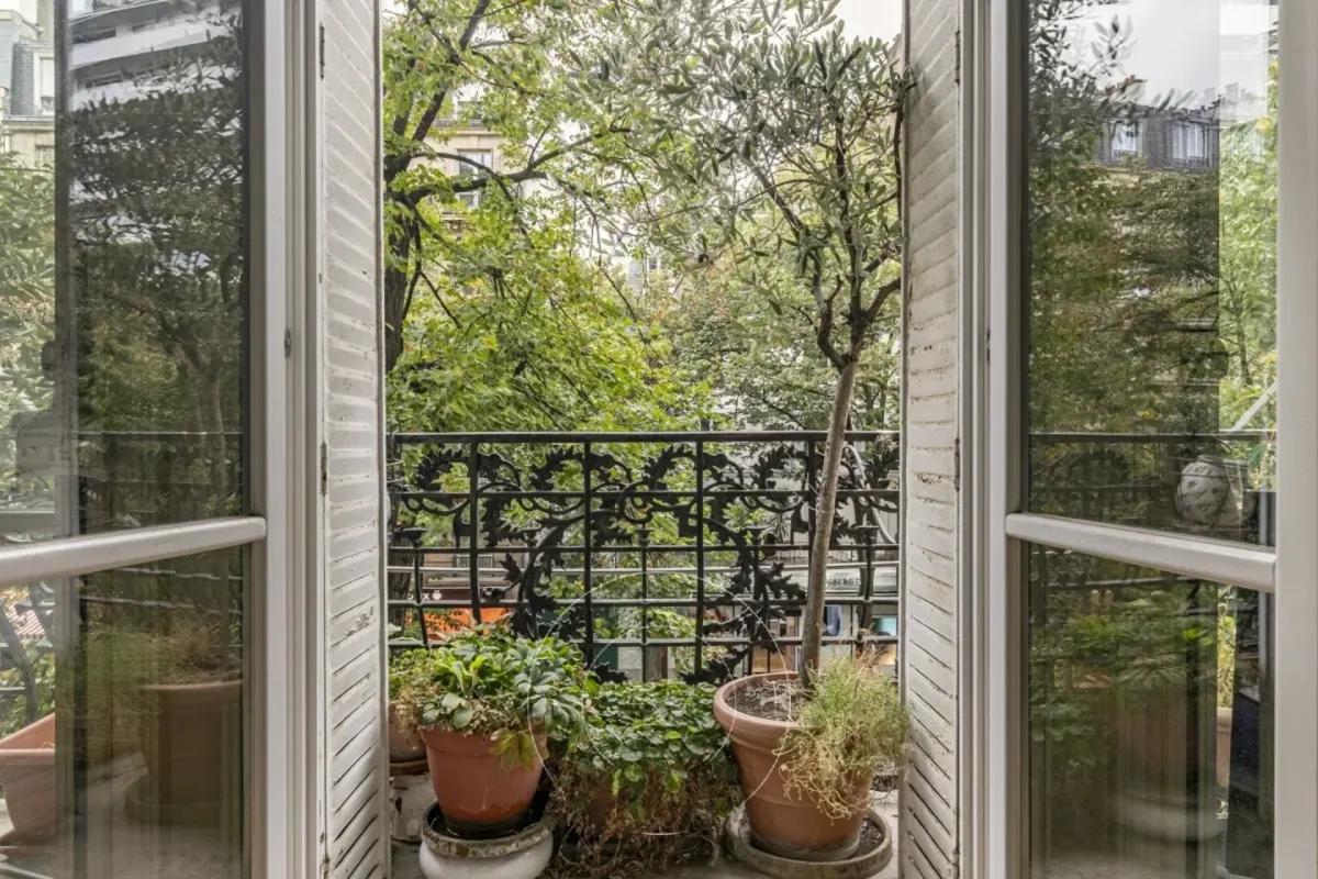 Balcon arboré avec garde-corps en fer forgé à Paris 7