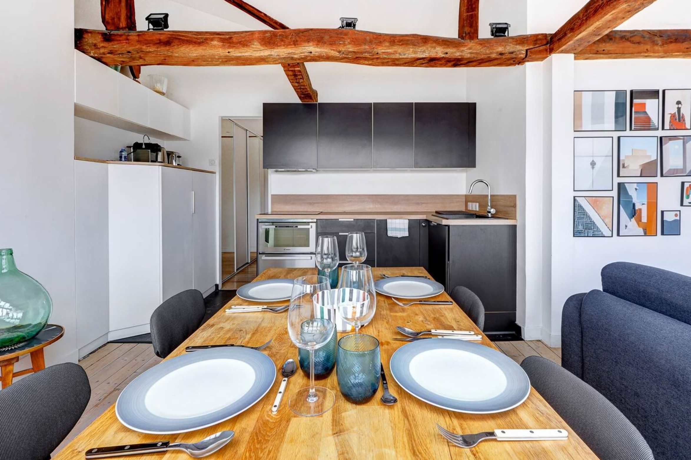 Réunissez-vous autour d'une table à manger généreuse, parfaite pour des repas partagés dans une ambiance chaleureuse