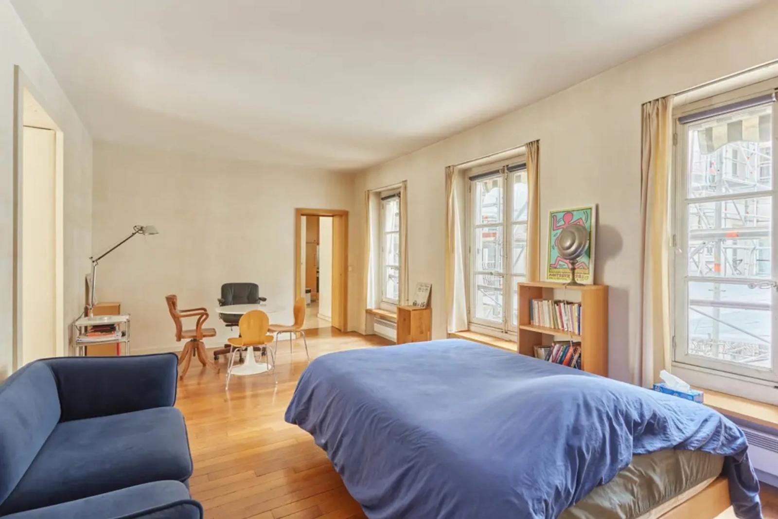 Grande chambre avec salon et parquet en bois