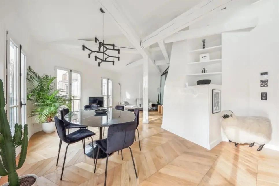 Séjour spacieux avec salle à manger et poutres blanches