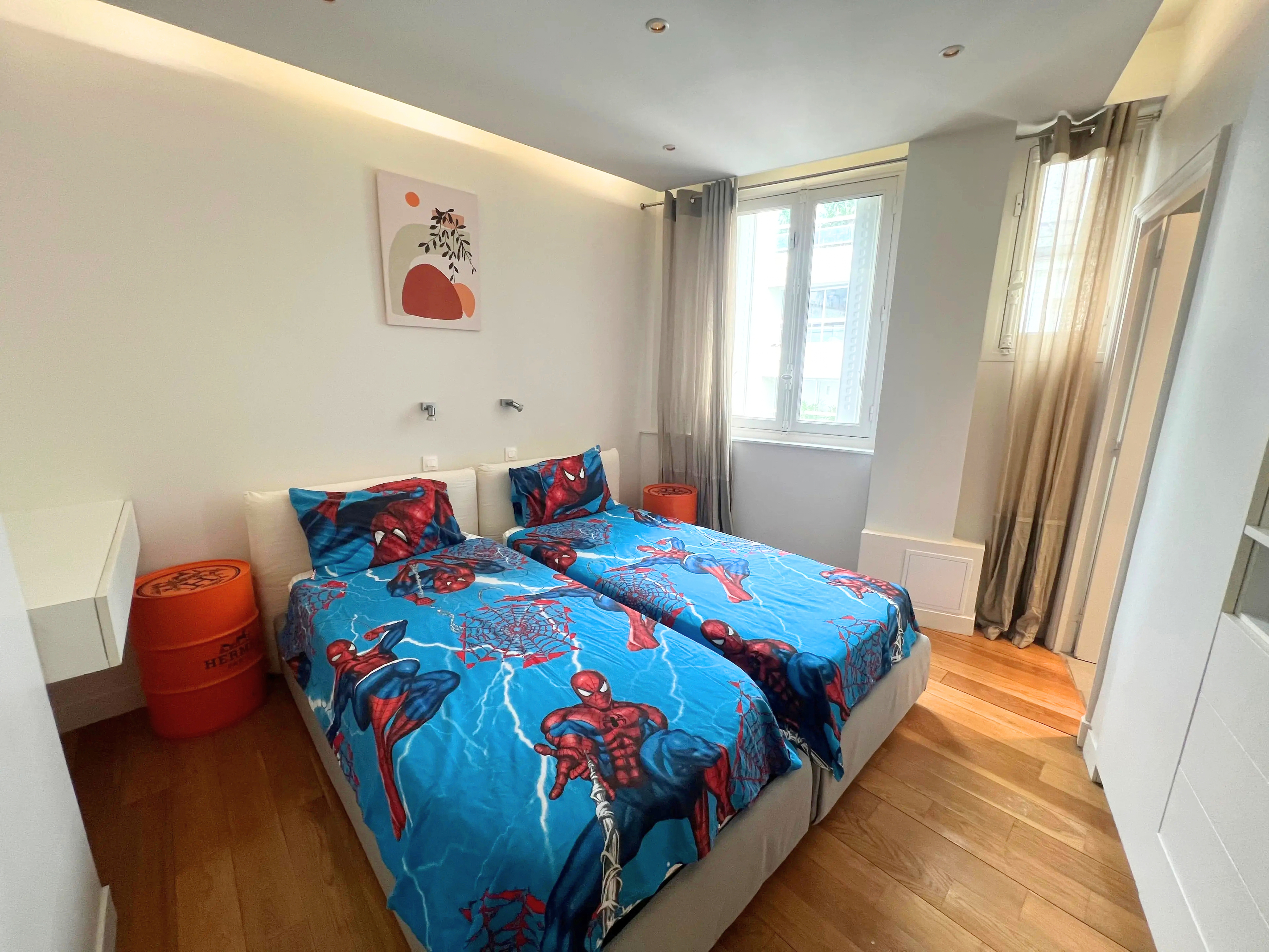 Elegant 2-bedroom apartment for rent rue Saint-Didier Chaillot Paris 16e, bright living room with mouldings, point de Hongrie parquet and semi-open kitchen