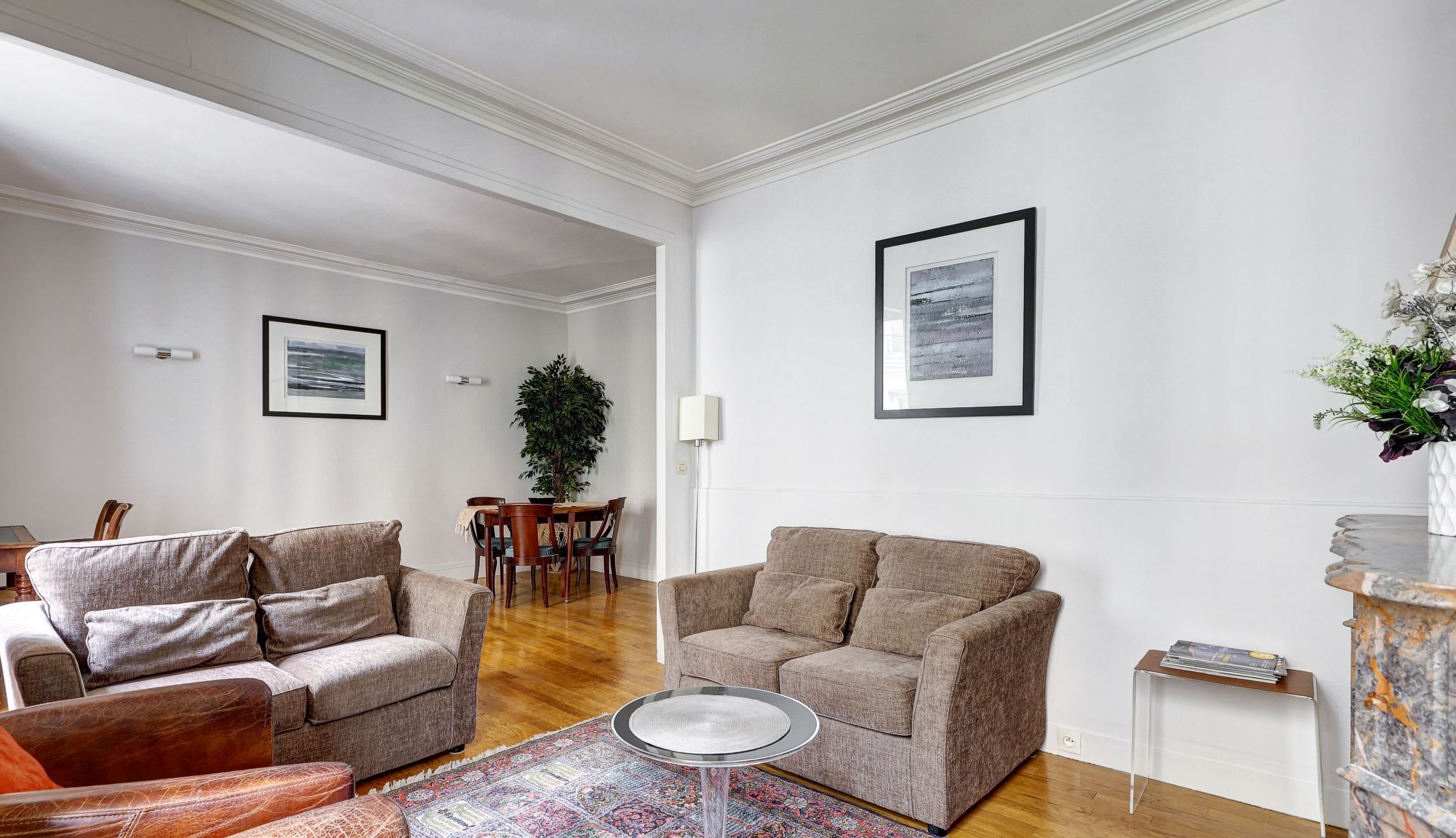 French elegant apartment near the Arc de Triomphe