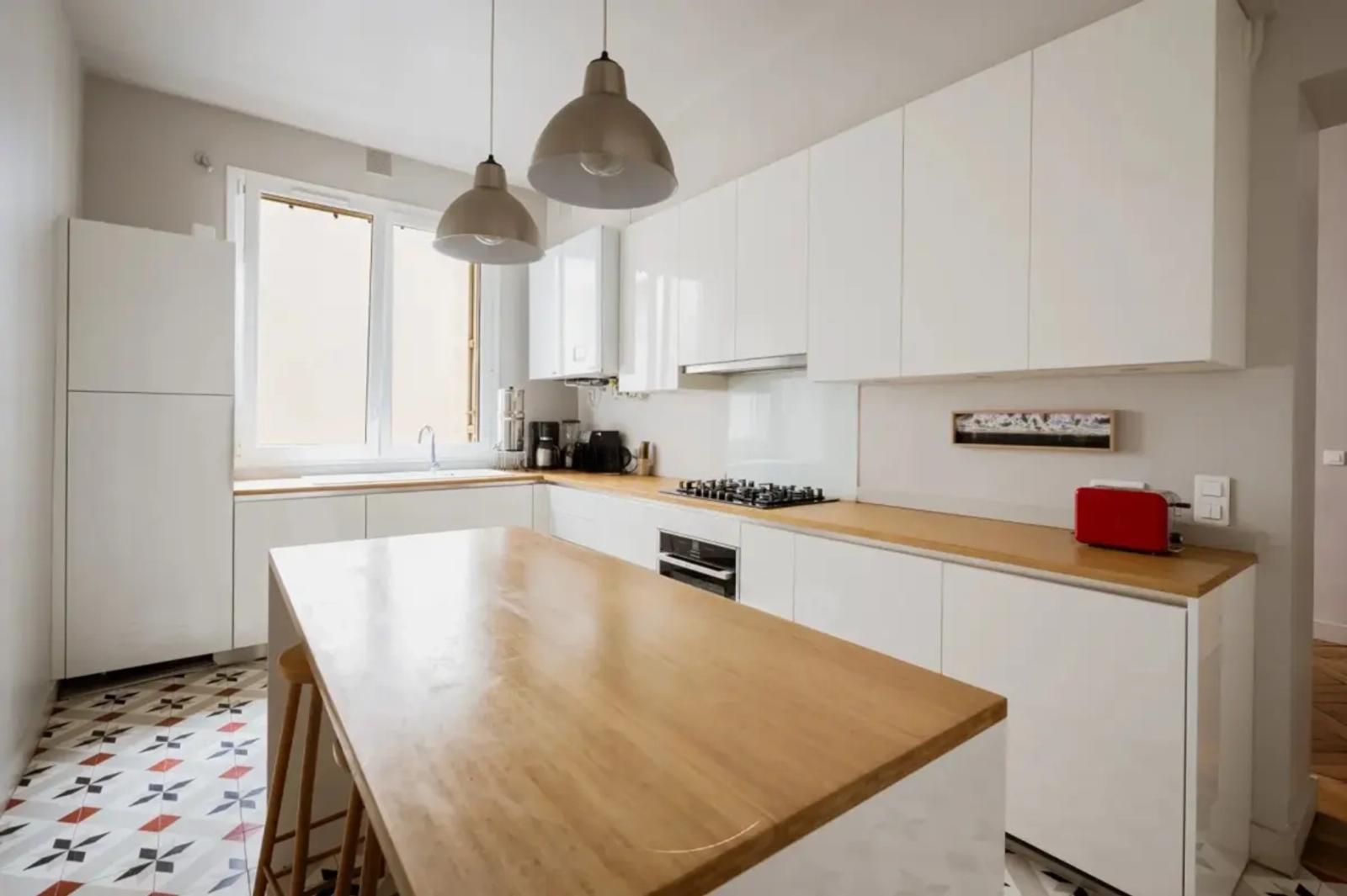 Cuisine lumineuse avec îlot central en bois