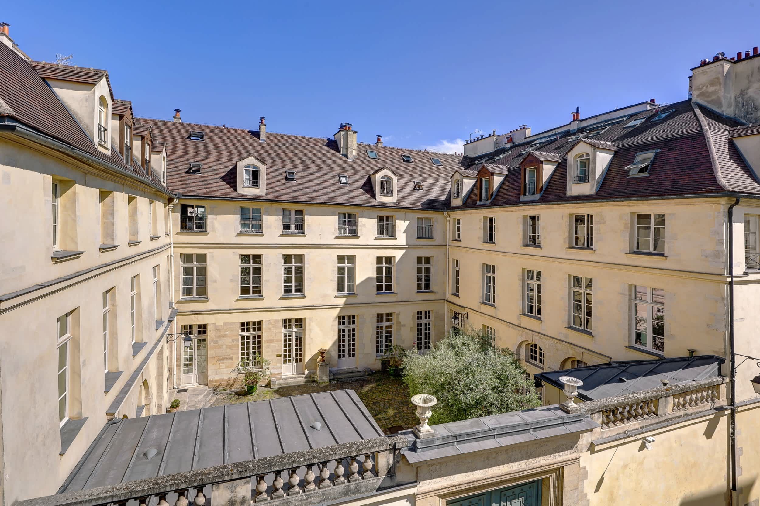 Vue sur une belle cour intérieure.