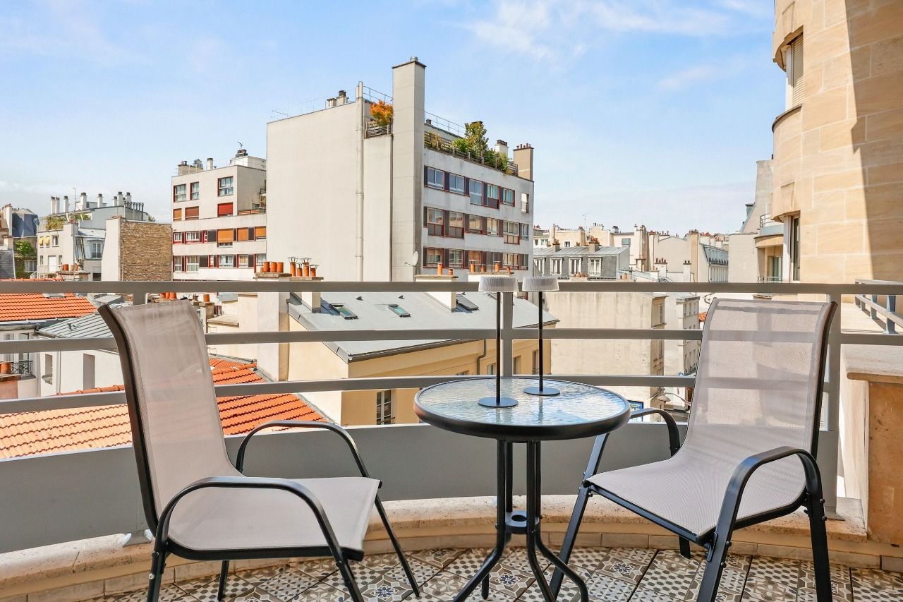 Appartement deux chambres rénové rue Jean Bologne, Passy, Paris 16e