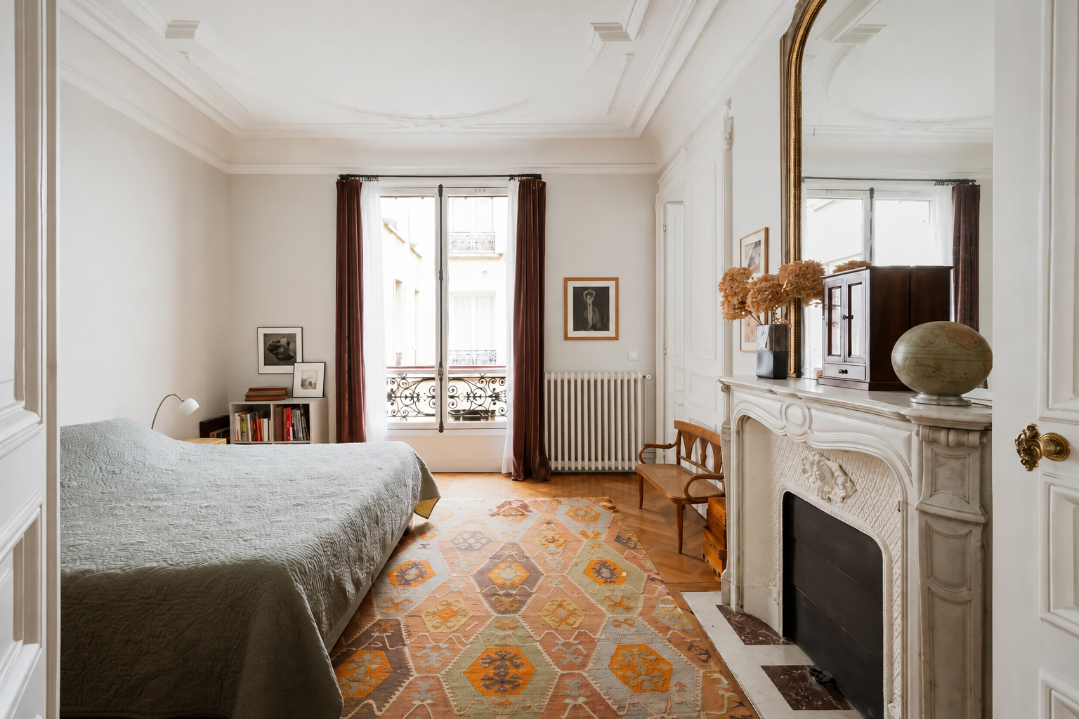 Chambre parisienne élégante avec cheminée en marbre