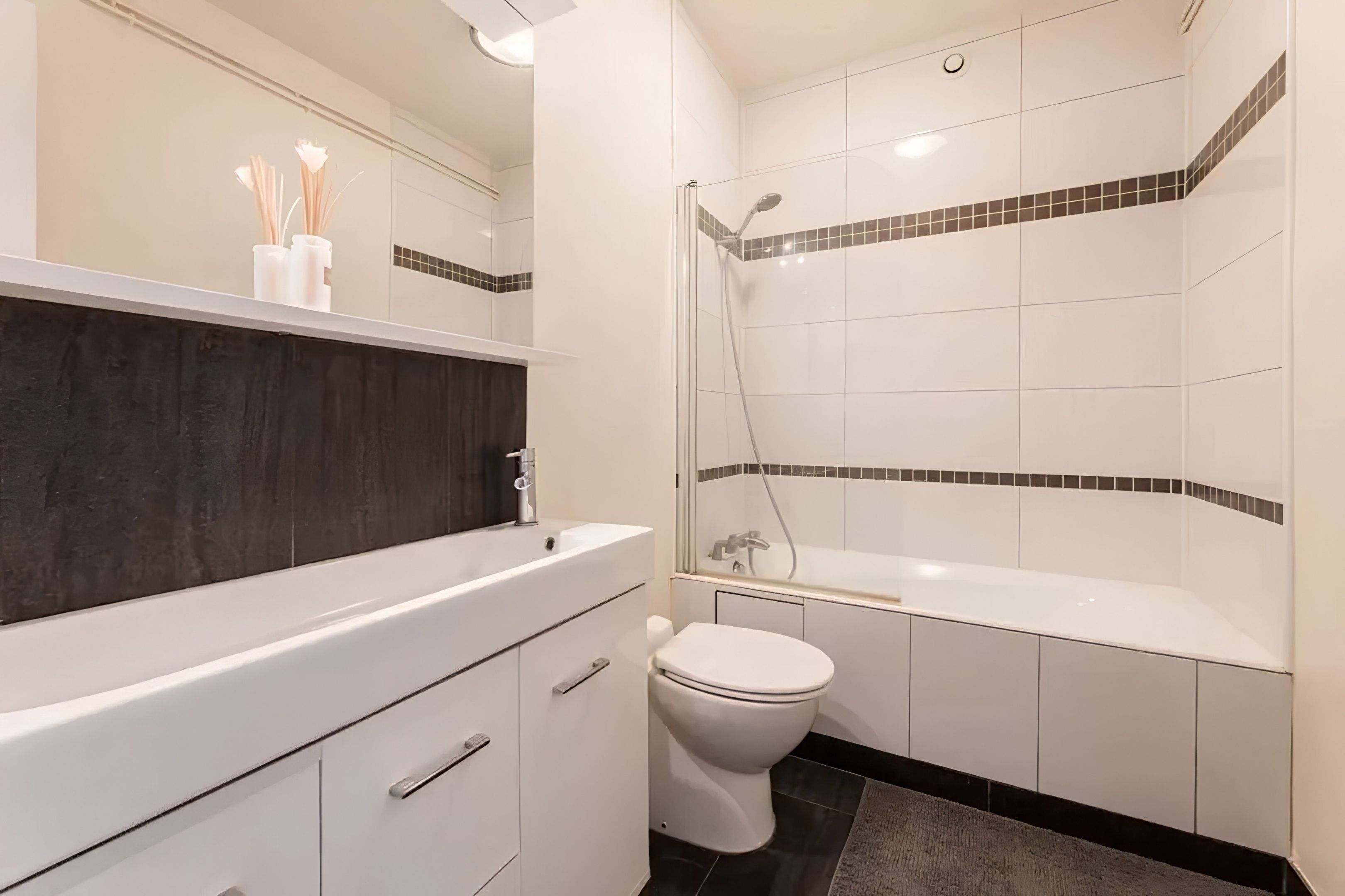 Appartement haussmannien meublé 3 chambres à louer Faubourg Saint-Honoré Paris 8e, séjour lumineux avec moulures et coin salle à manger