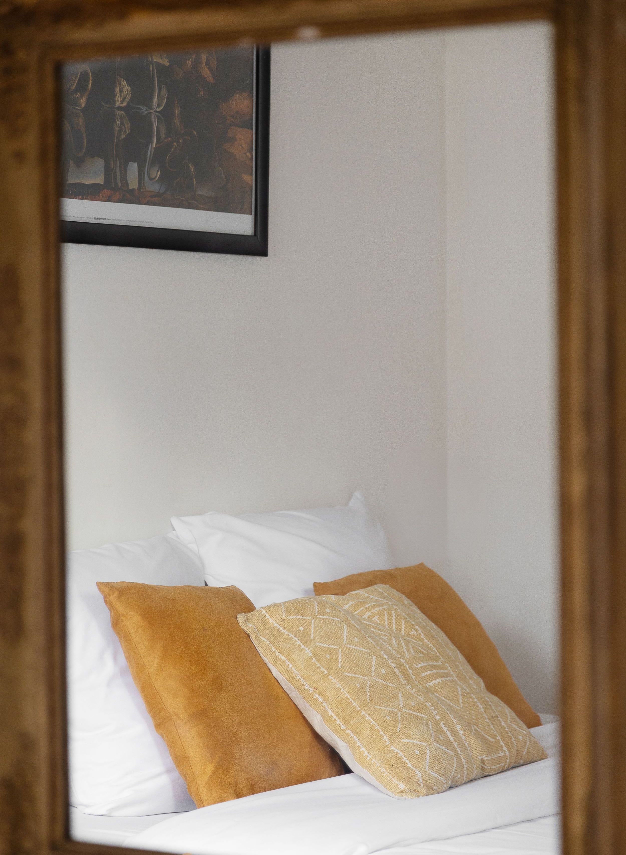 Chambre : lit double et radiateur