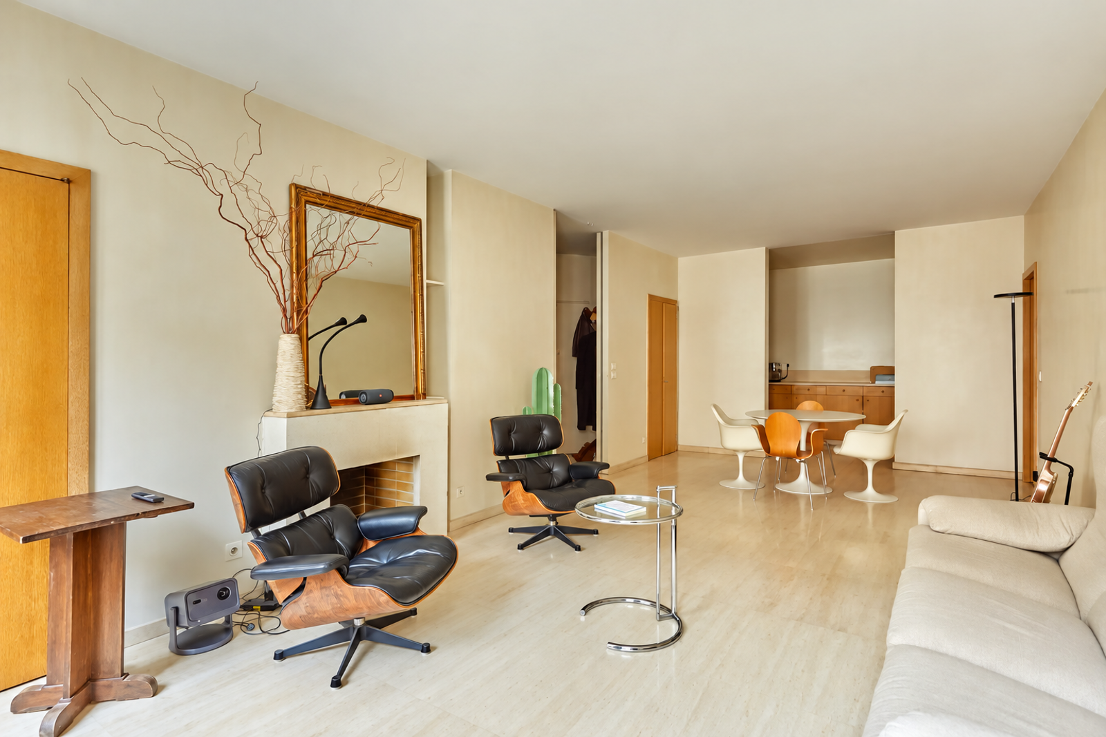 Salon contemporain avec cheminée et fauteuils
