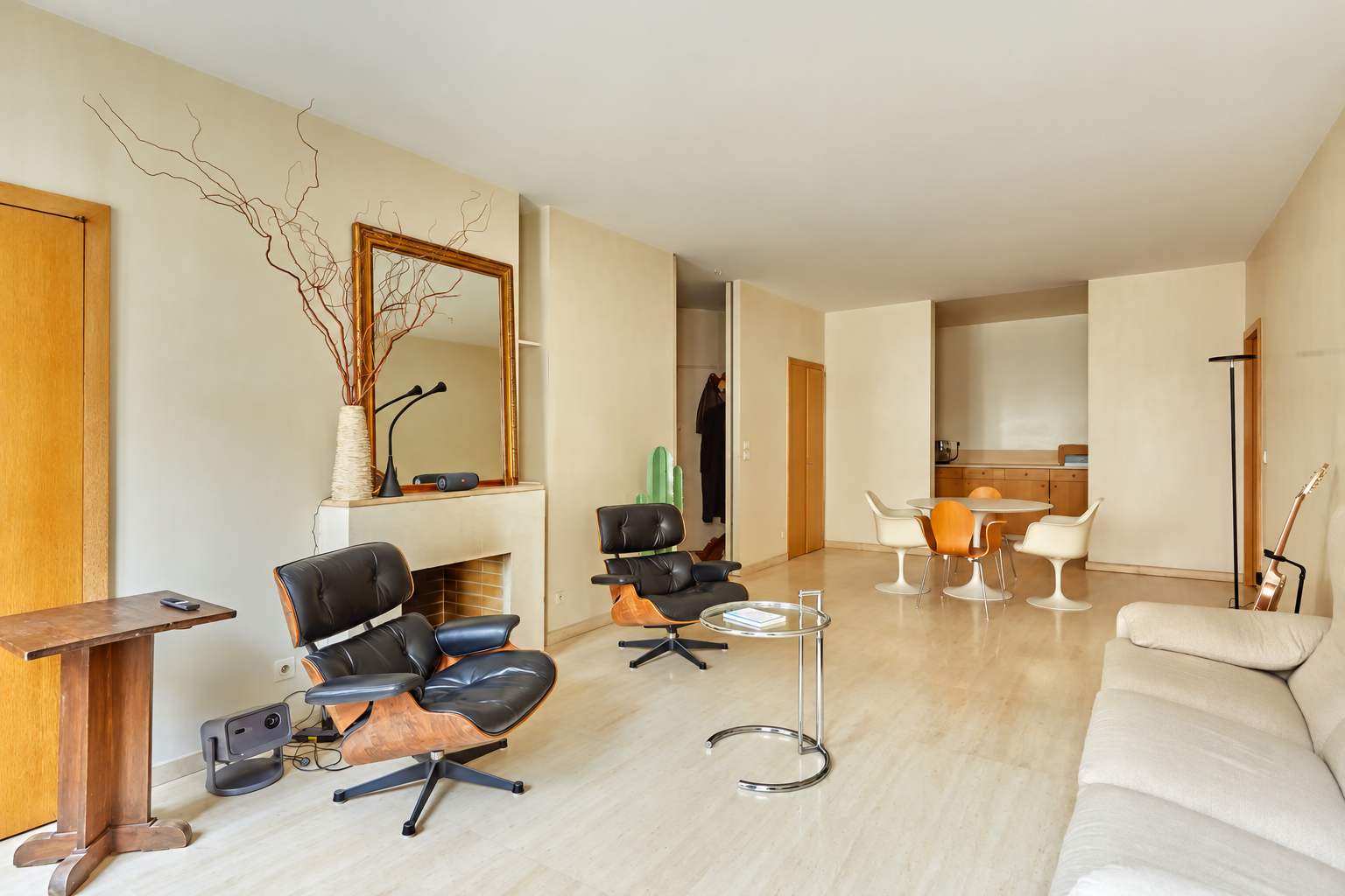 Salon contemporain avec cheminée et fauteuils