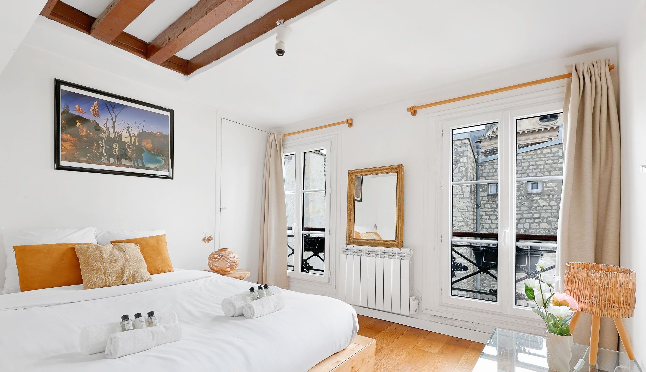 Chambre : lit double et radiateur
