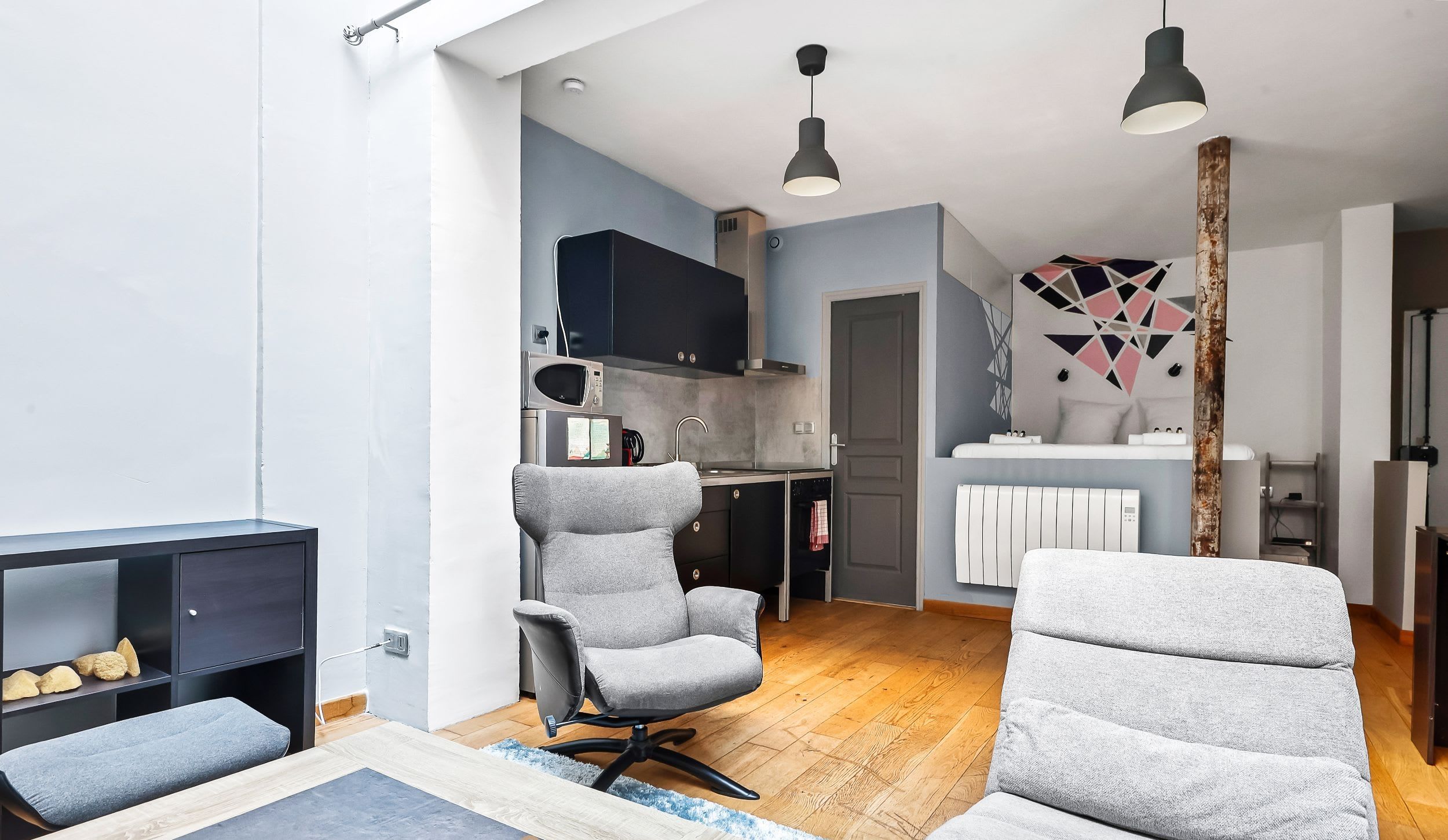 Séjour avec canapé confortable et TV connectée