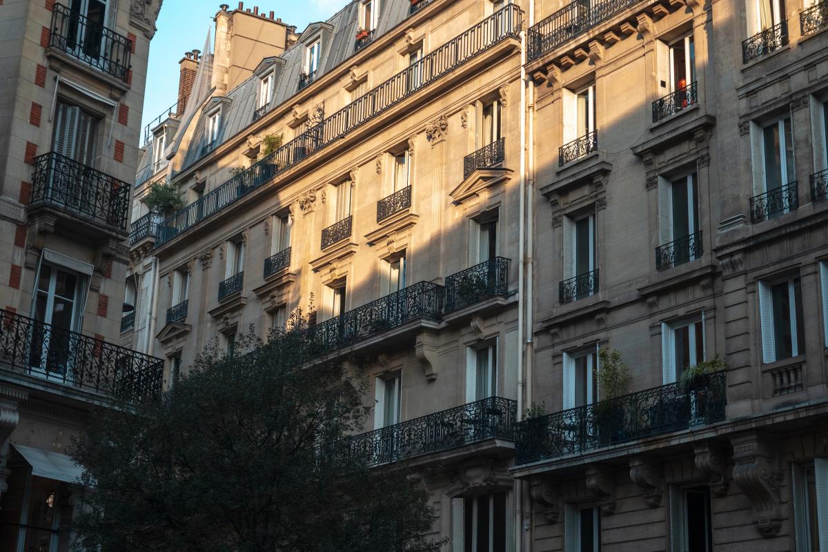 Immeuble d’habitation parisien traditionnel à l’architecture française classique
