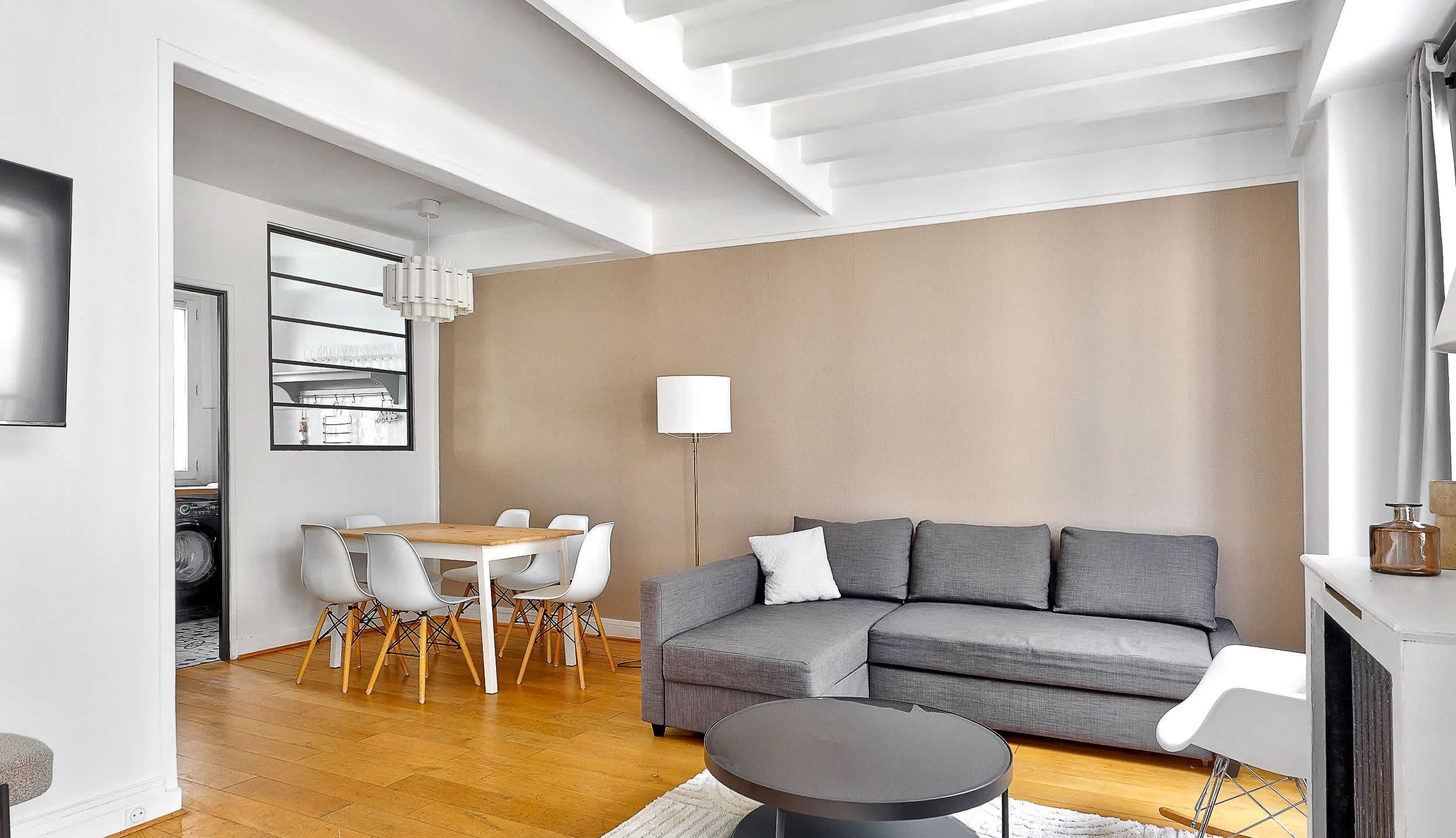 Duplex haussmannien charmant avec balcon près de la Tour Eiffel Paris 7e