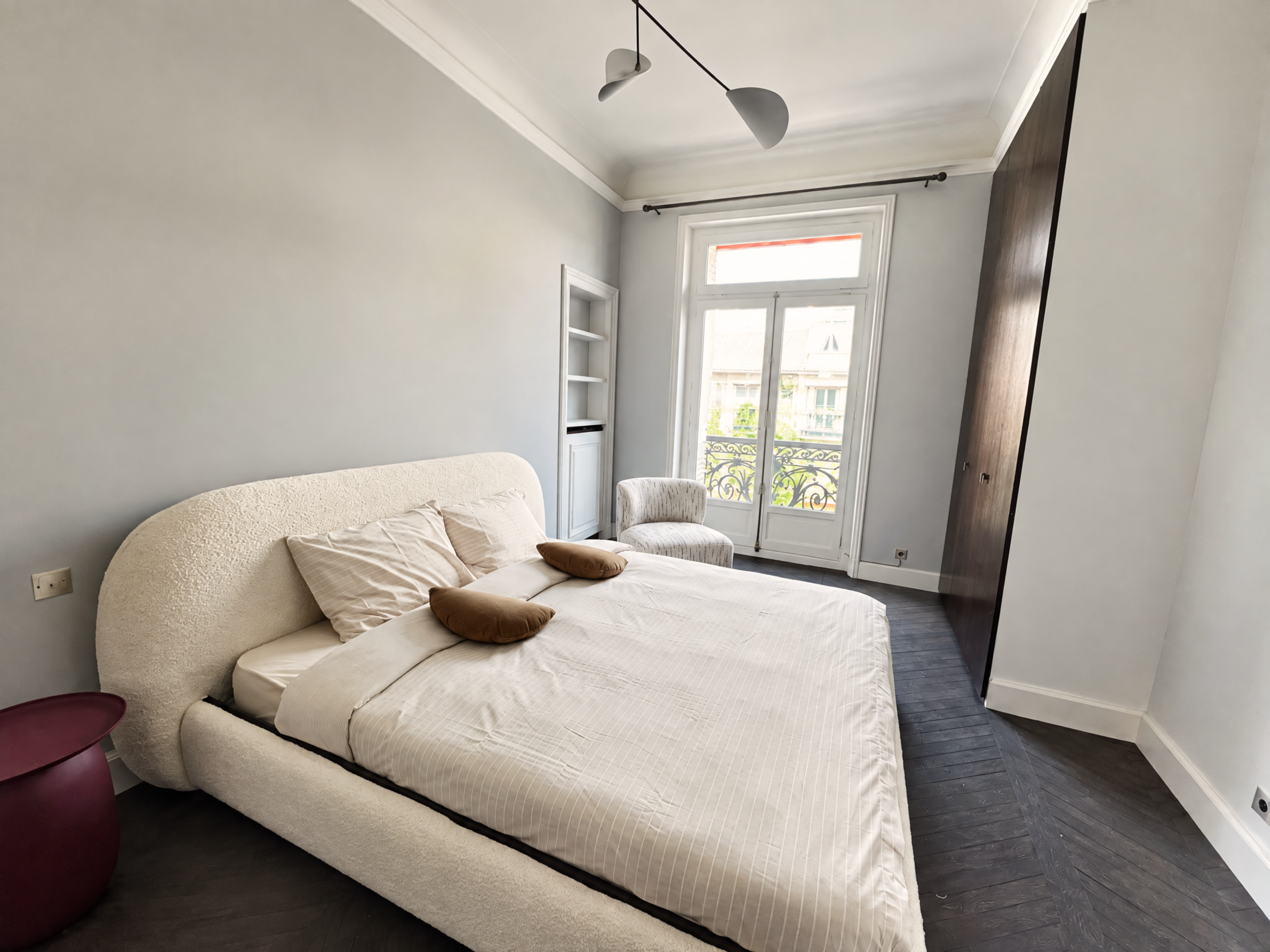 Appartement de réception haussmannien meublé 4 chambres à louer avenue Raymond Poincaré Paris 16e, triple réception avec moulures, cheminée et parquet point de Hongrie
