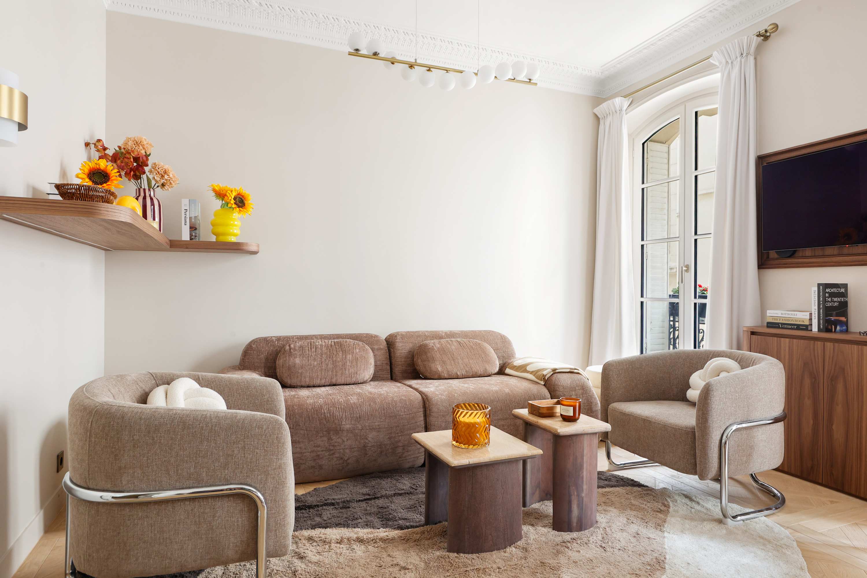 Appartement de luxe signé architecte face au Bon Marché, Paris 6e, salon lumineux avec parquet de Versailles et menuiseries sur-mesure