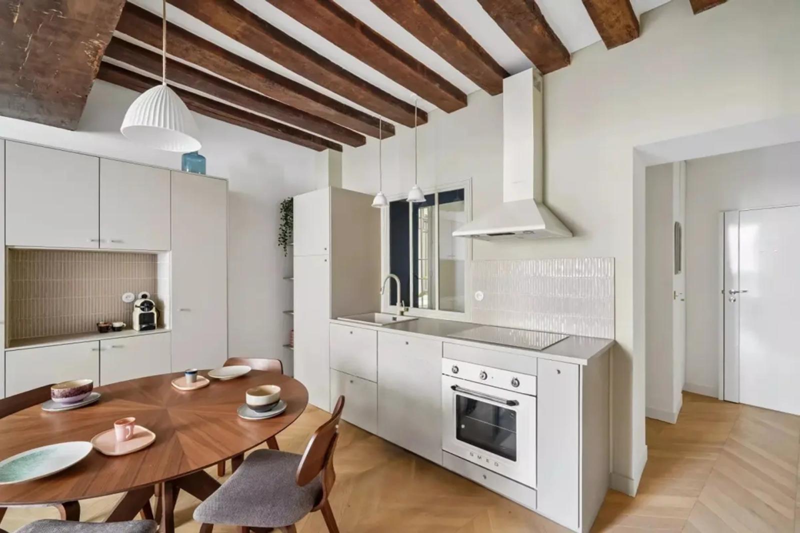 Cuisine équipée avec table à manger et poutres
