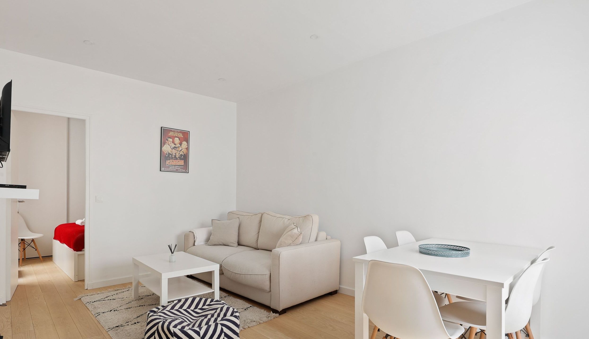 A bright and comfortable living space, perfect for relaxing after a day of discovery.