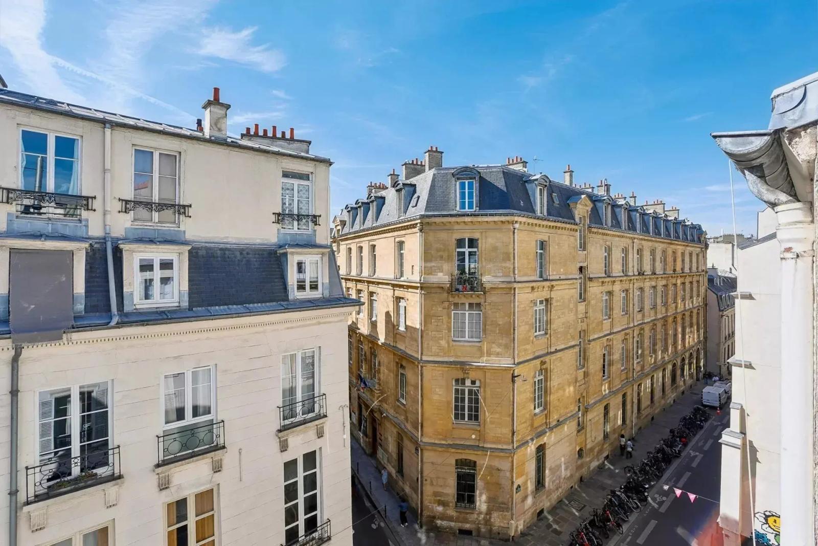Vue sur les toits de Paris et les immeubles en pierre