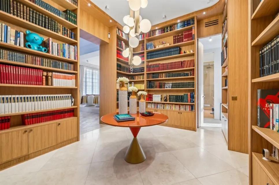 Bibliothèque de luxe avec rangements en bois