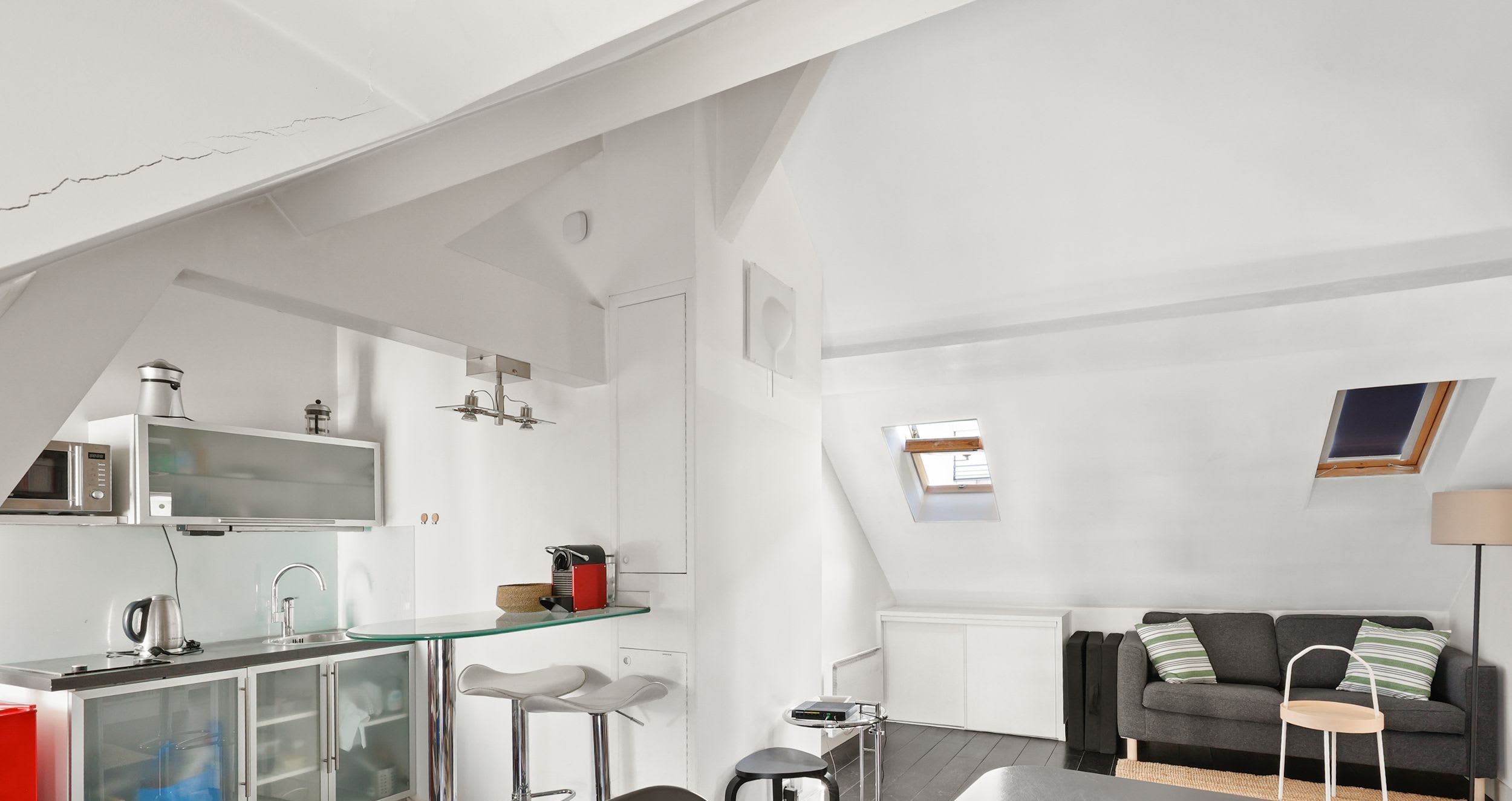 Charmant appartement 2 pièces meublé rue Daguerre Paris 14e, pièce de vie lumineuse au dernier étage avec fenêtres de toit et cuisine ouverte