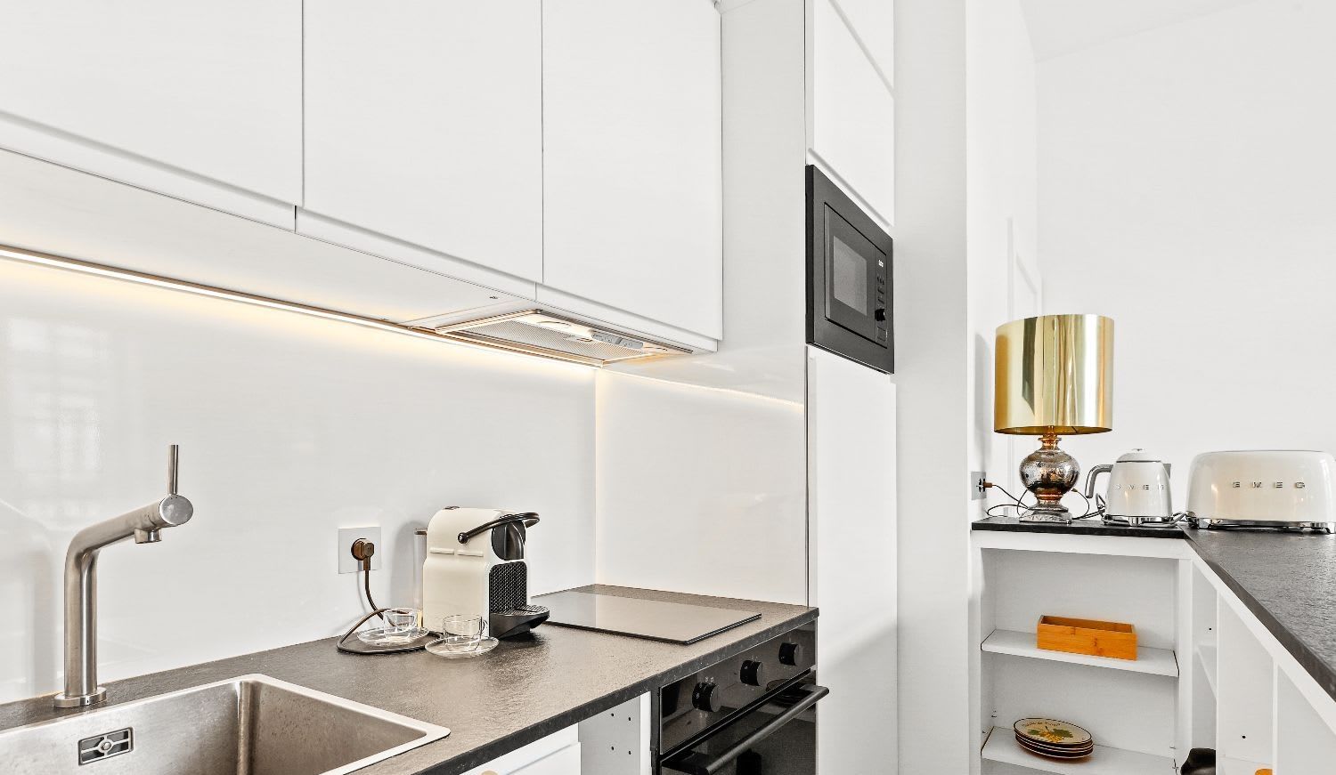 Duplex de luxe Paris 16e, séjour double hauteur avec balcon en fer forgé et vue Tour Eiffel, location meublée moyenne durée