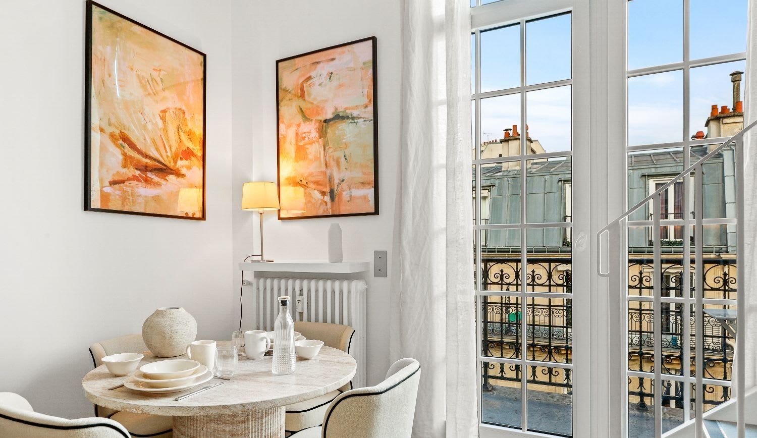 Duplex de luxe Paris 16e, séjour double hauteur avec balcon en fer forgé et vue Tour Eiffel, location meublée moyenne durée