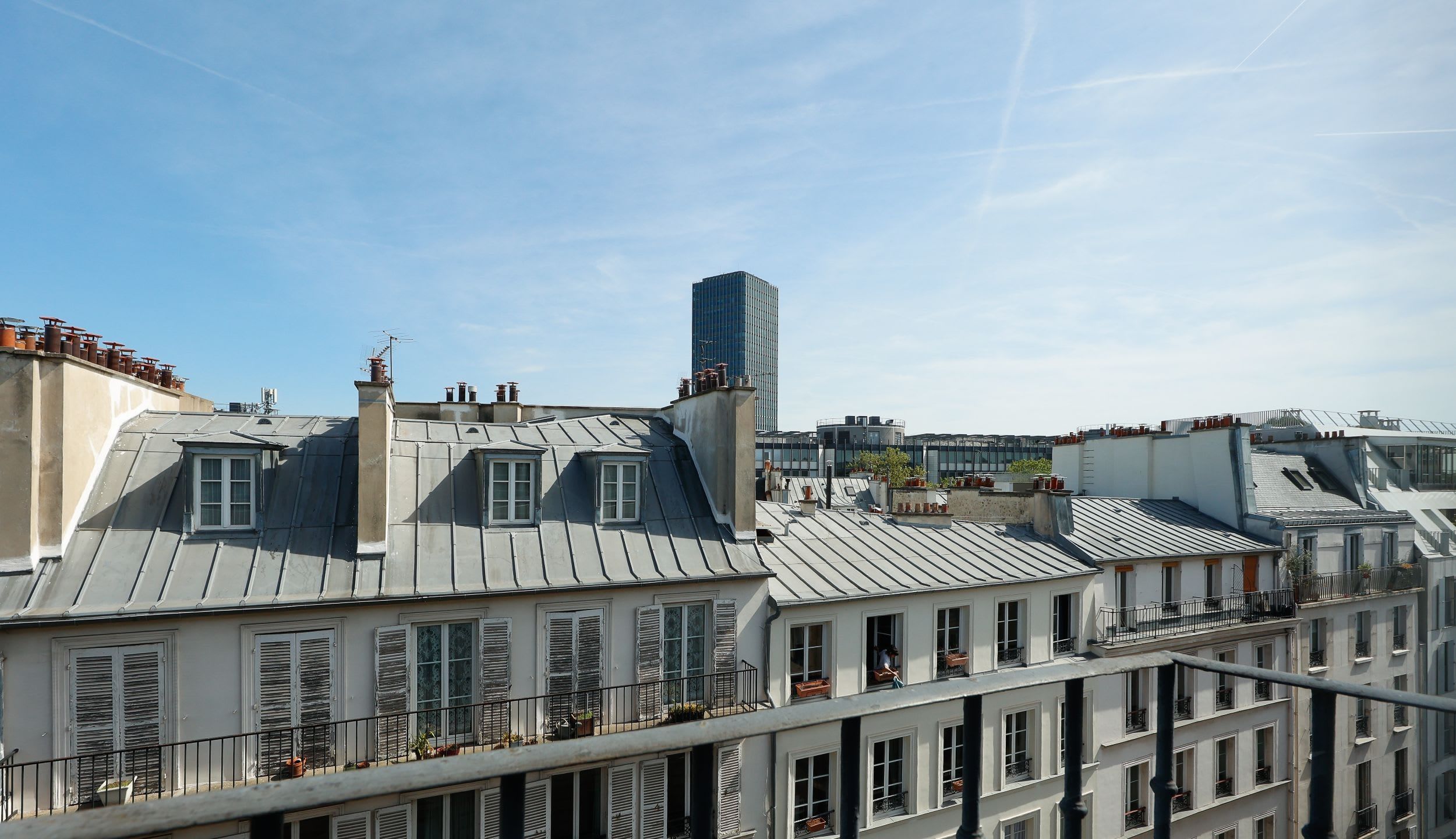 Un salon chaleureux et décoré avec goût, l'endroit idéal pour se relaxer après une journée à Paris.