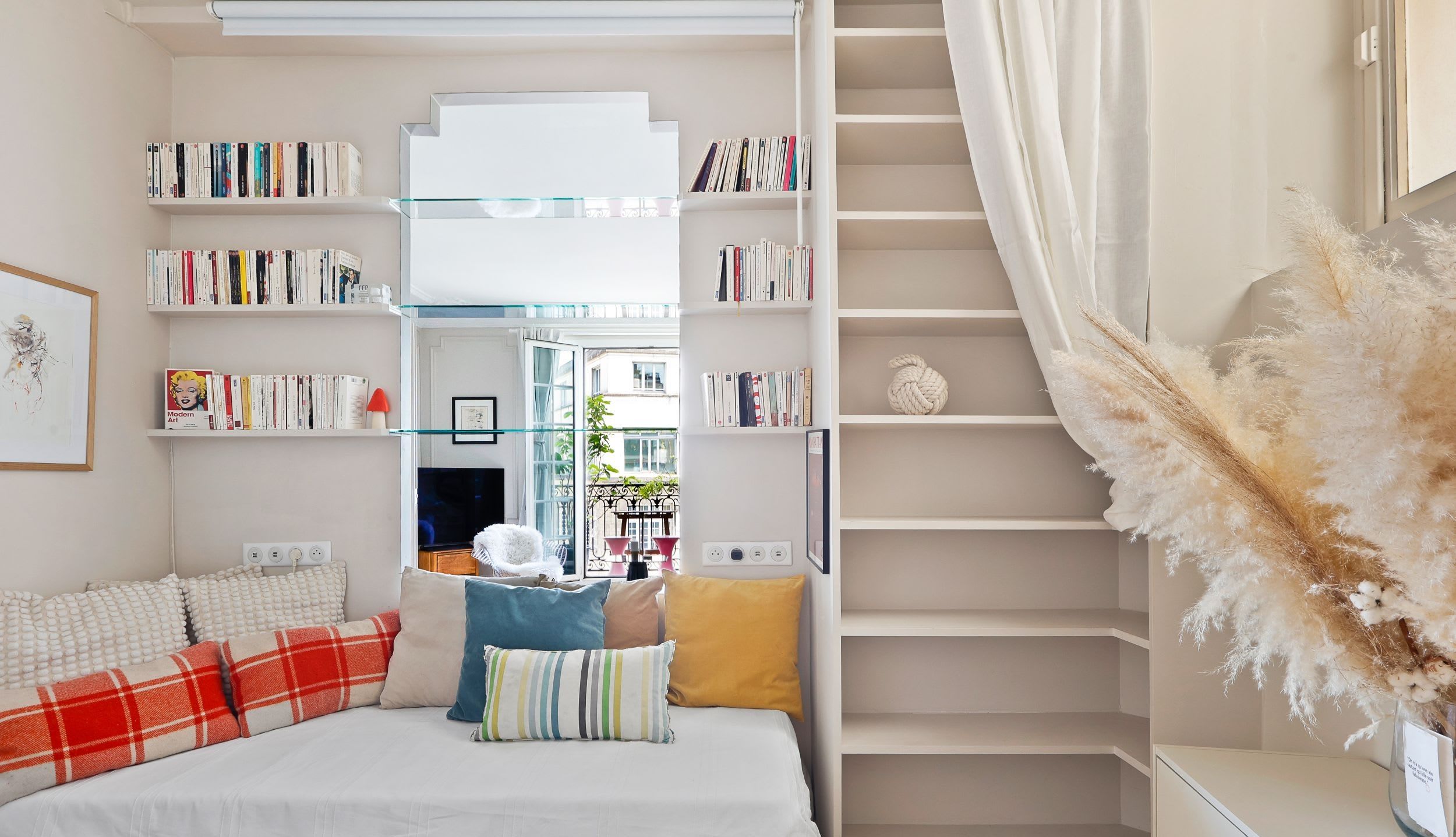 Chambre 3 : Une chambre cosy avec couchage double, parfaite pour enfants ou invités.