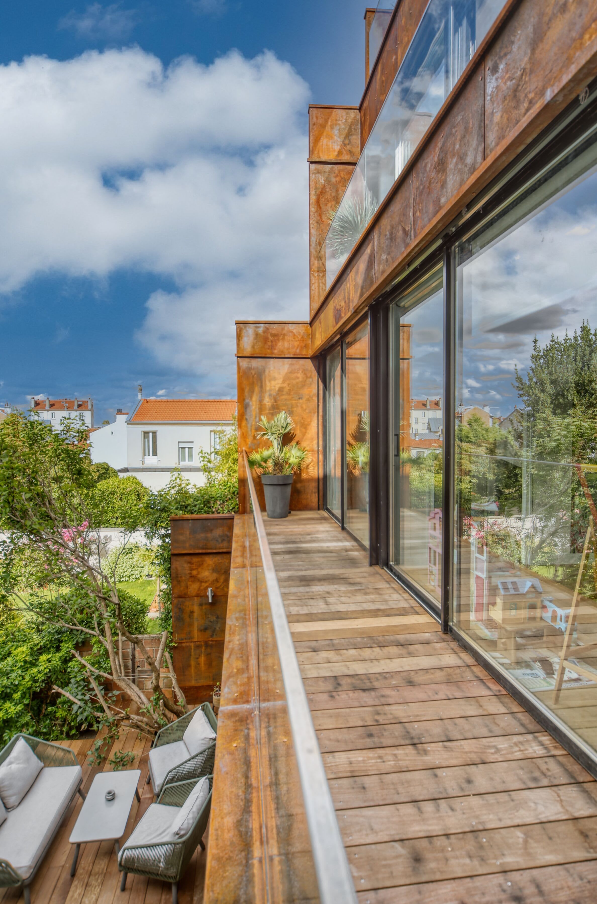 Villa d’architecte de 200 m² avec rooftop, piscine spa, salle de cinéma et jardin à Issy-les-Moulineaux près de Paris.