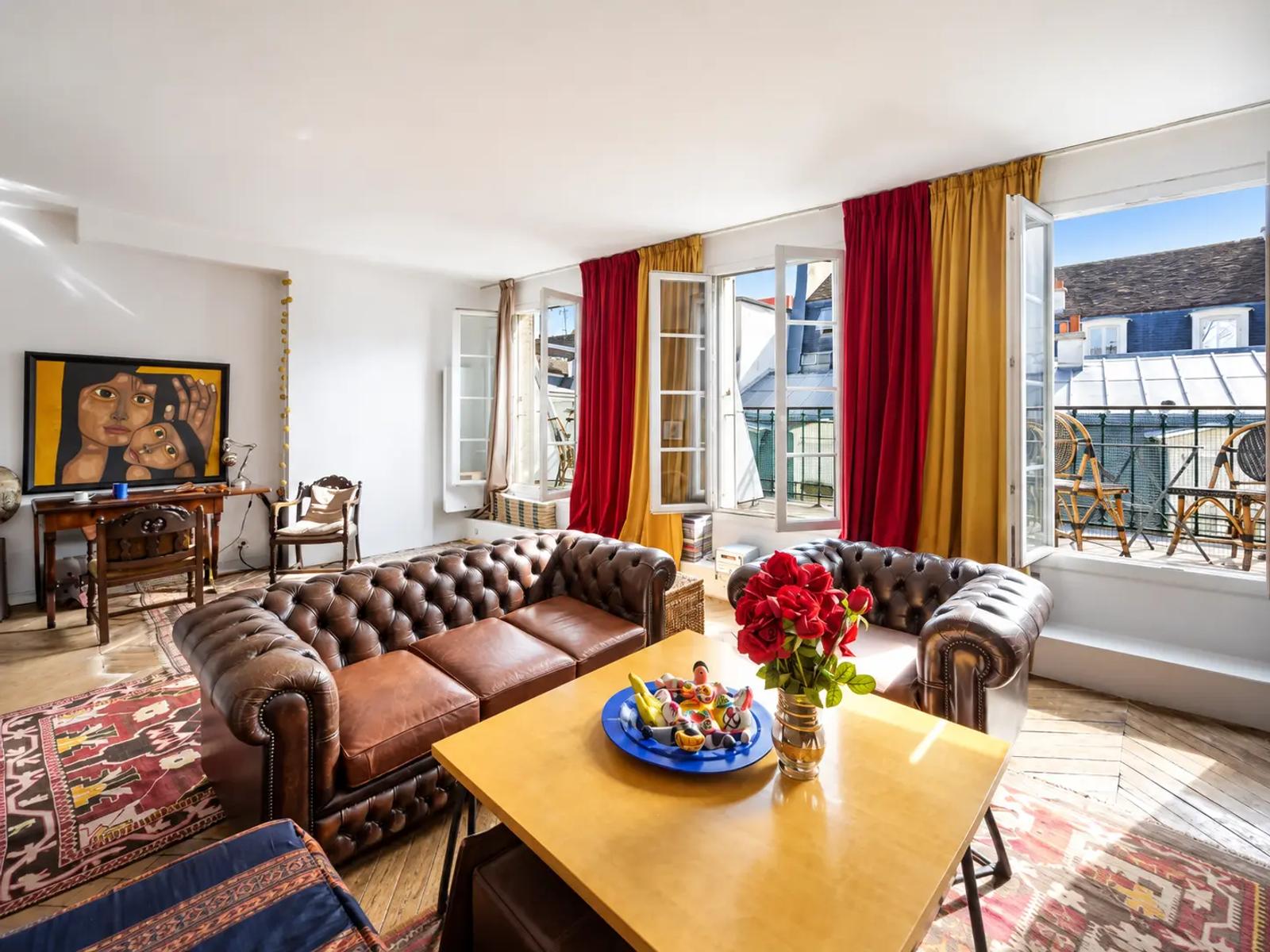 Salon ensoleillé ouvrant sur les balcons