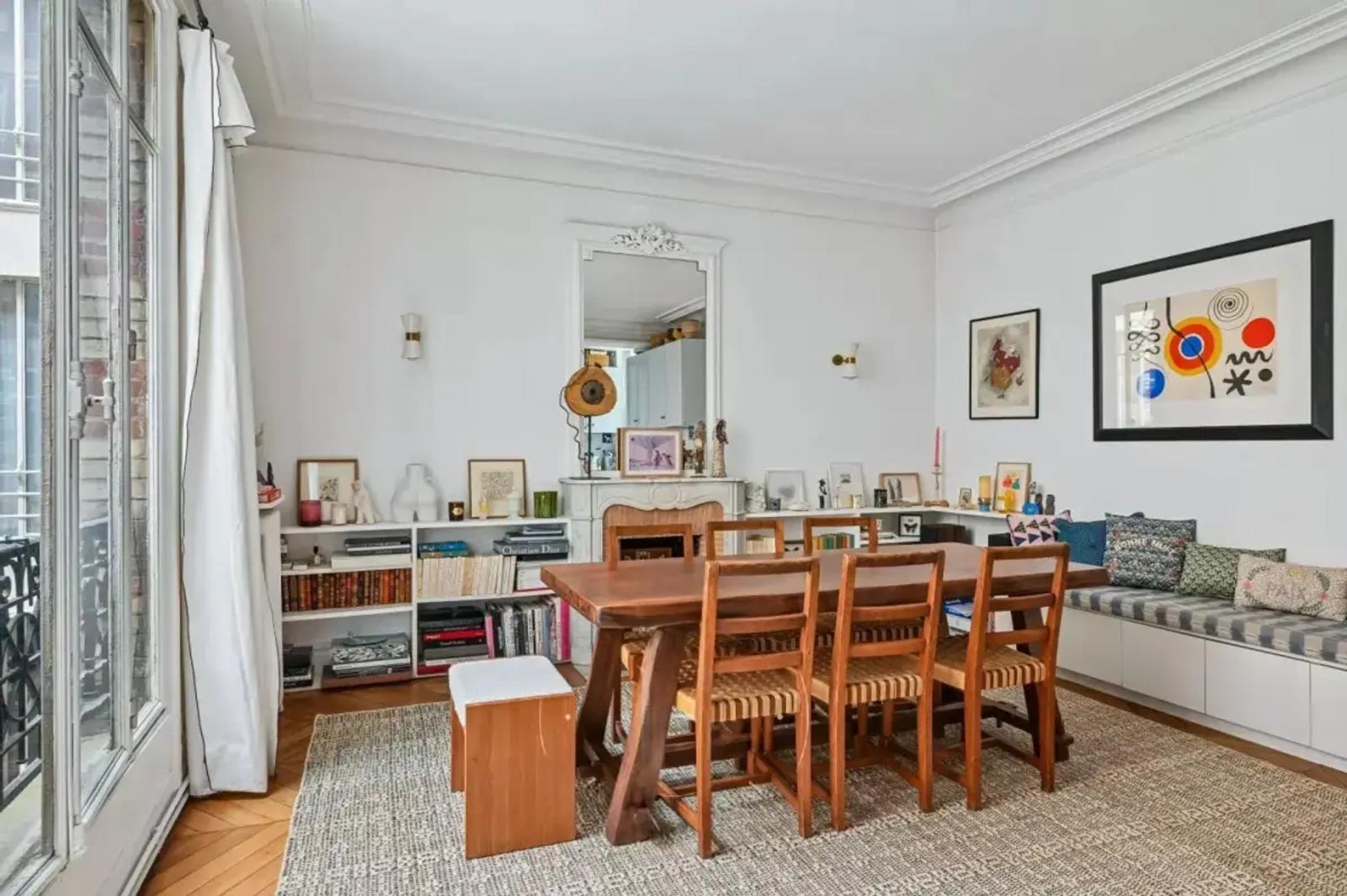 Salle à manger avec cheminée et banquette intégrée