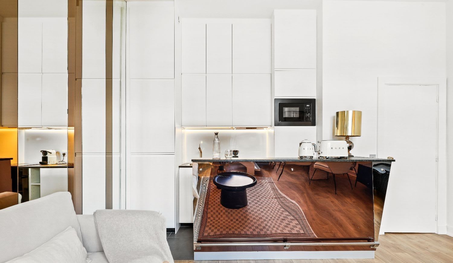 Duplex de luxe Paris 16e, séjour double hauteur avec balcon en fer forgé et vue Tour Eiffel, location meublée moyenne durée