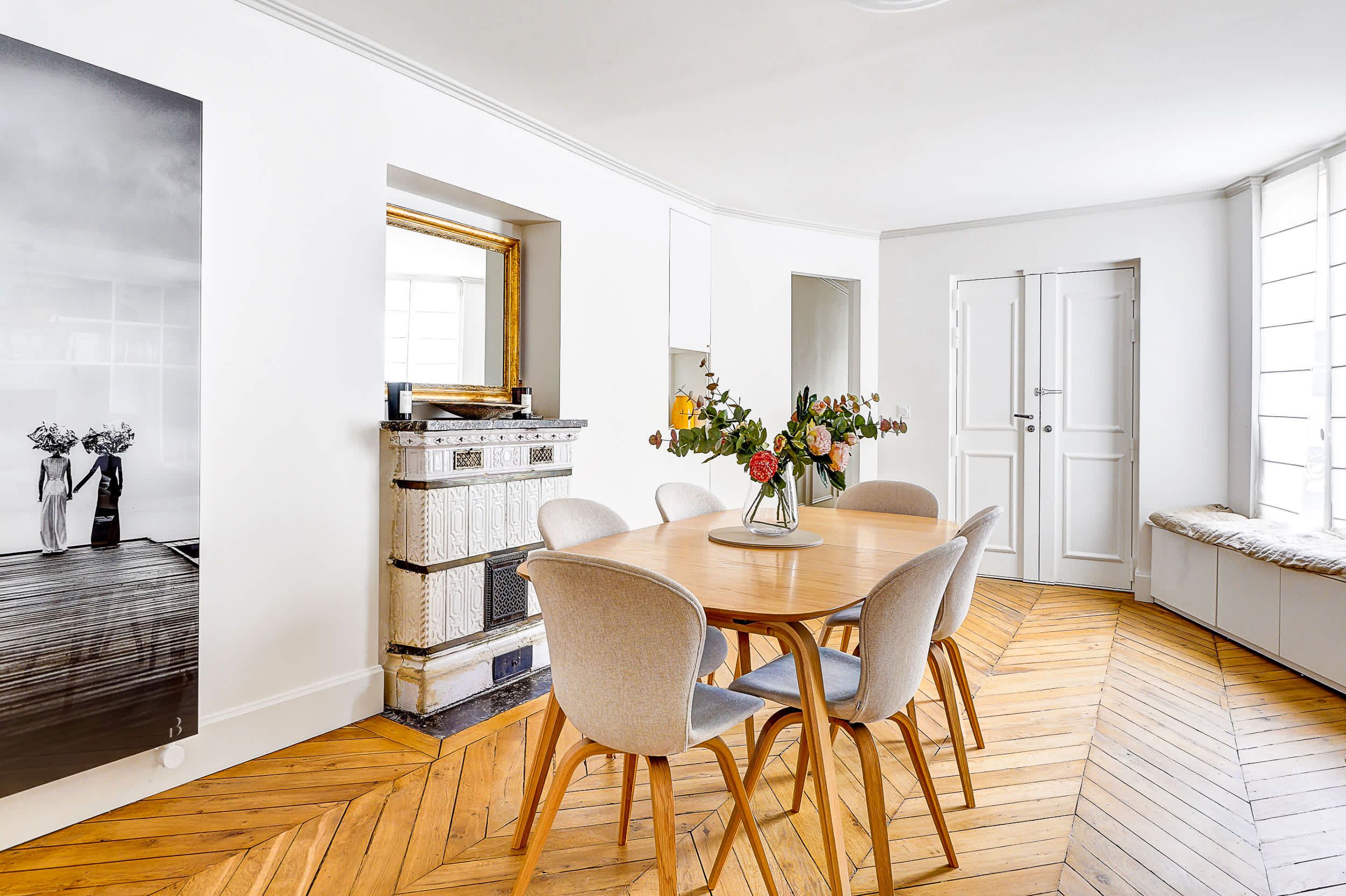 Grand séjour lumineux avec canapé convertible en lit, coin repas.​