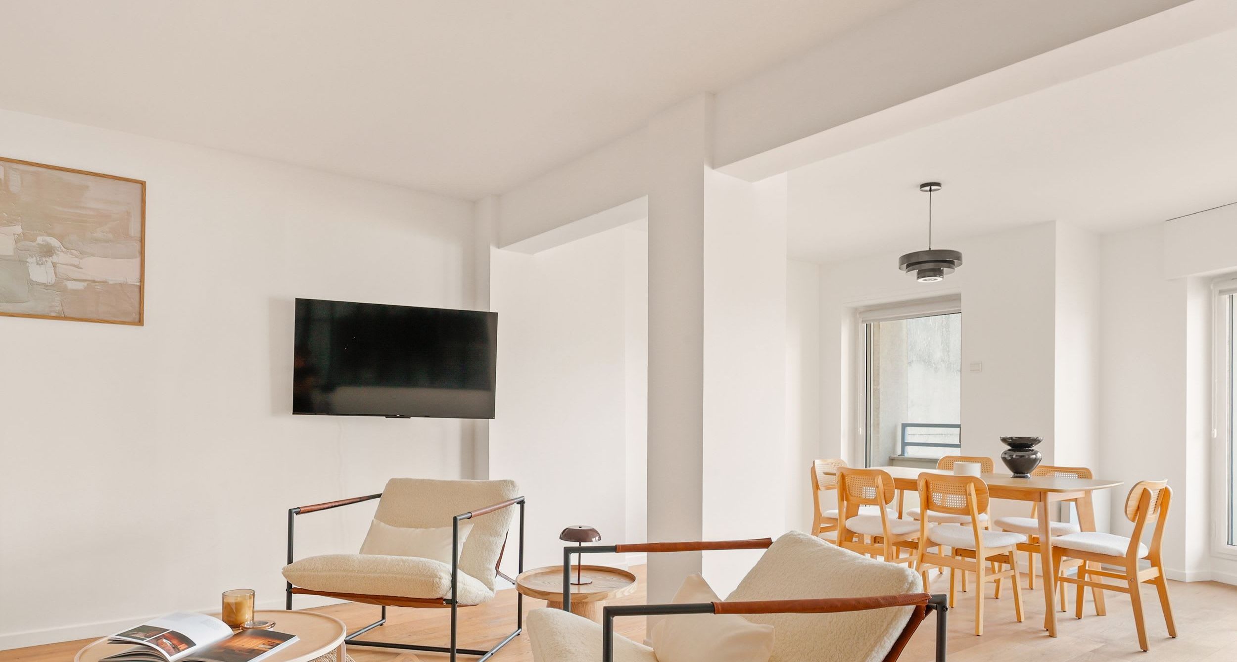Séjour lumineux avec canapé en velours côtelé et table à manger dans un appartement deux chambres rénové rue Jean Bologne, Passy, Paris 16e