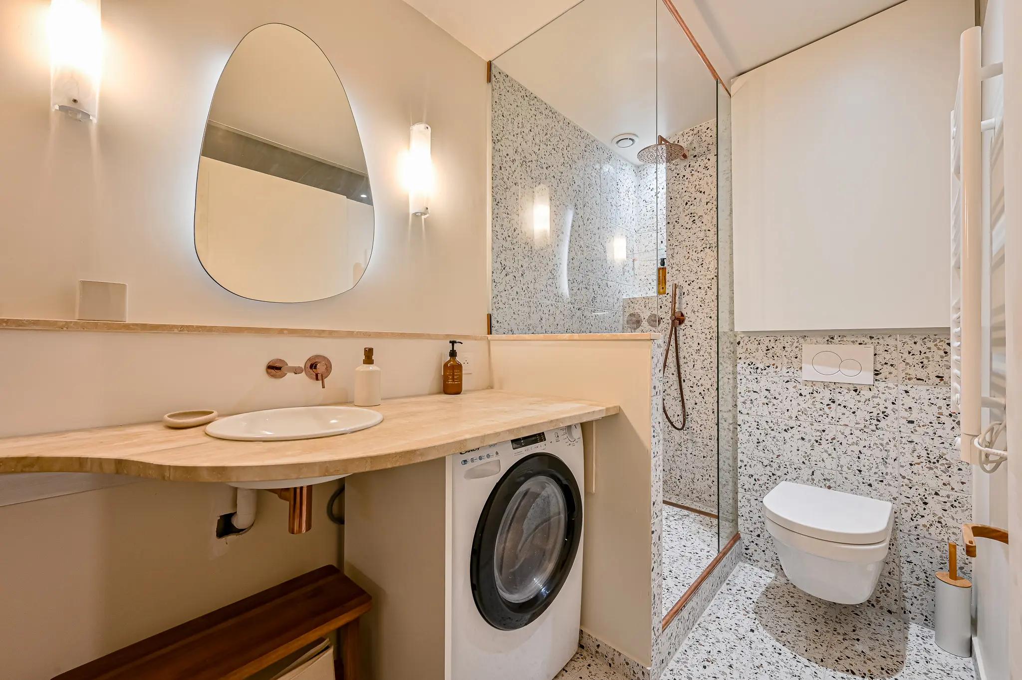 Salle d’eau avec lave-linge et douche