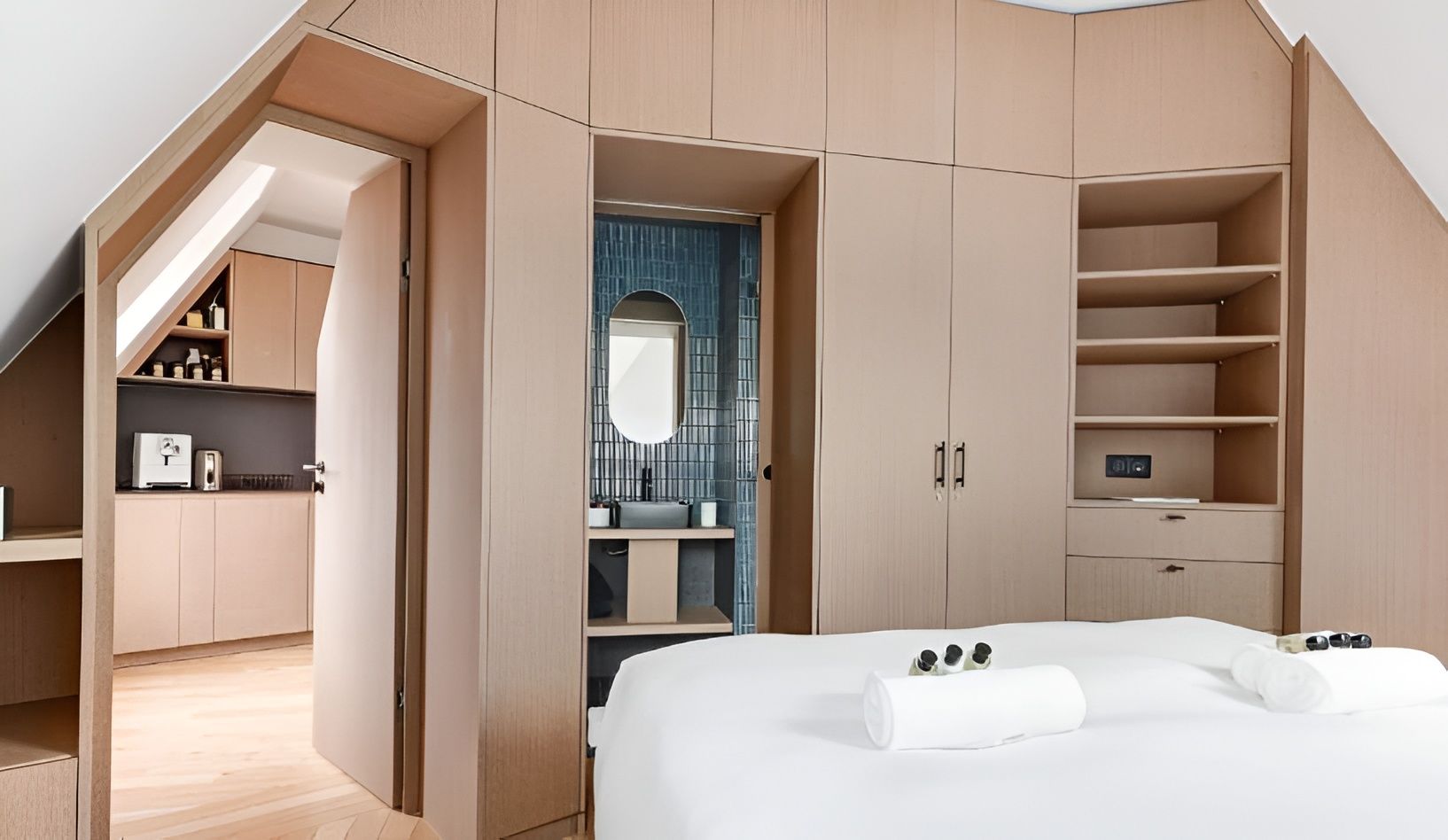 Appartement 2 pièces meublé élégant aux Batignolles Paris 17e, salon lumineux sous combles avec fenêtres parisiennes