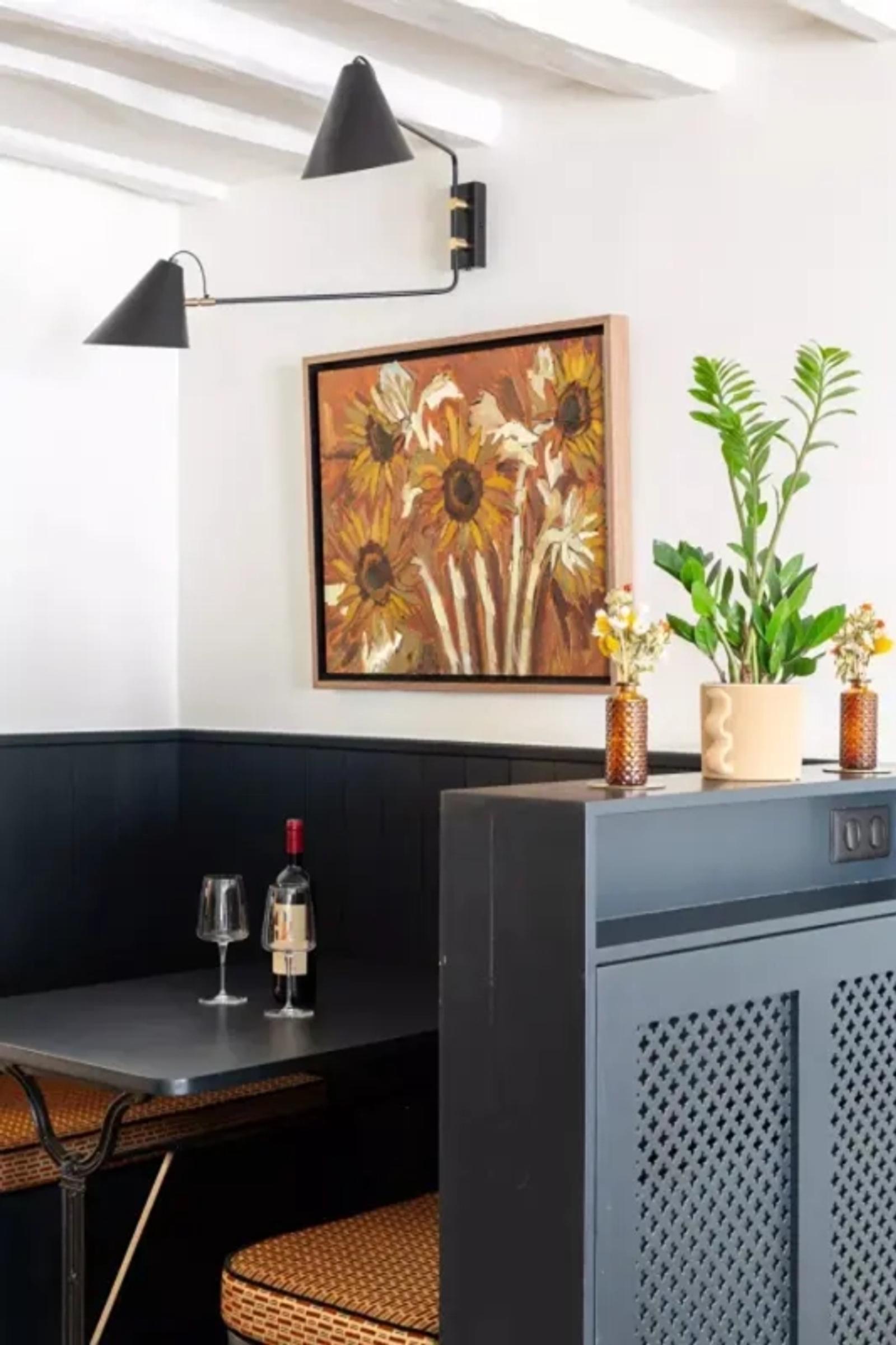 Coin repas avec banquette intégrée et tableau