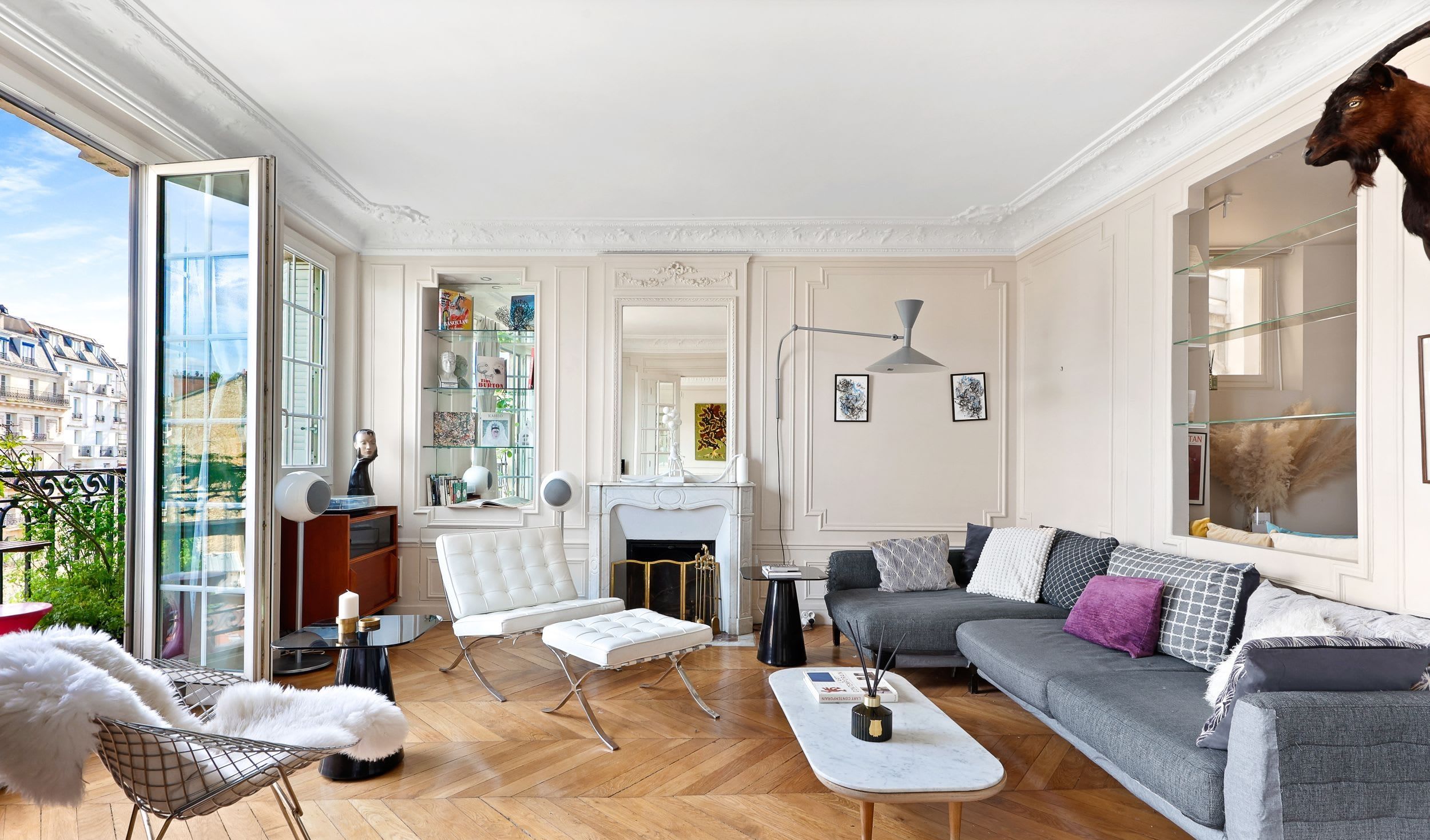 Espace de vie lumineux avec canapé confortable et TV connectée