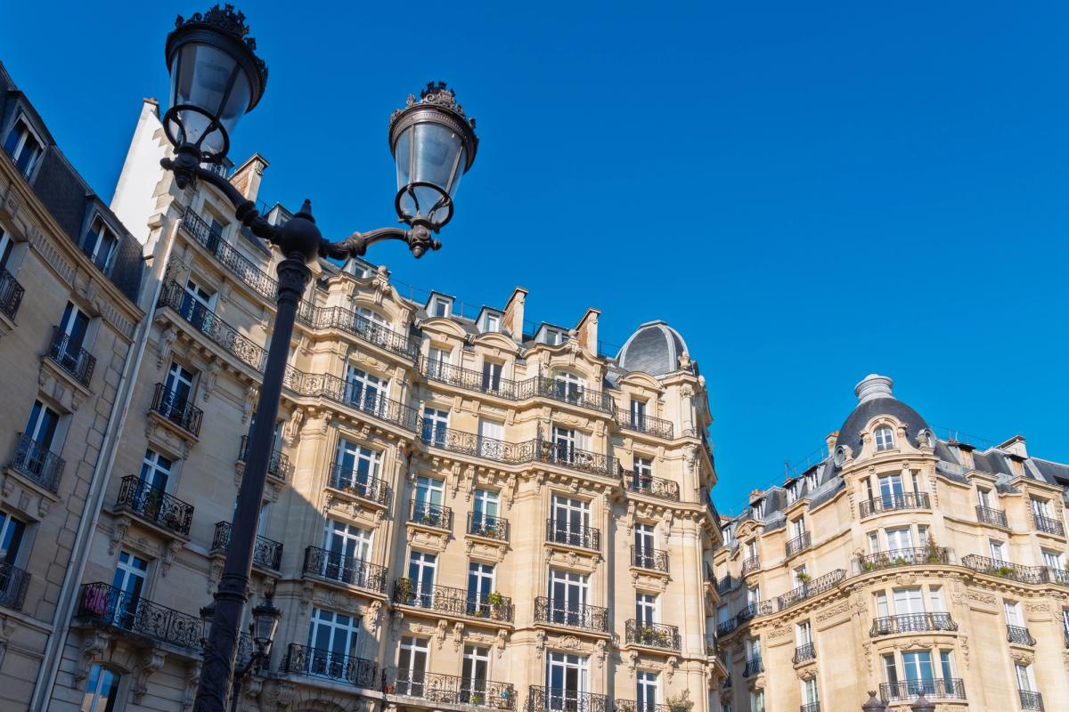 Estimer et vendre un bien parisien depuis l'étranger
