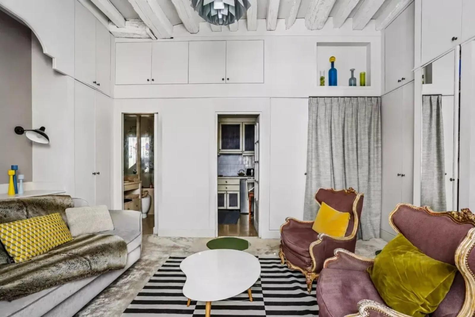 Studio avec rangements intégrés et espace bureau