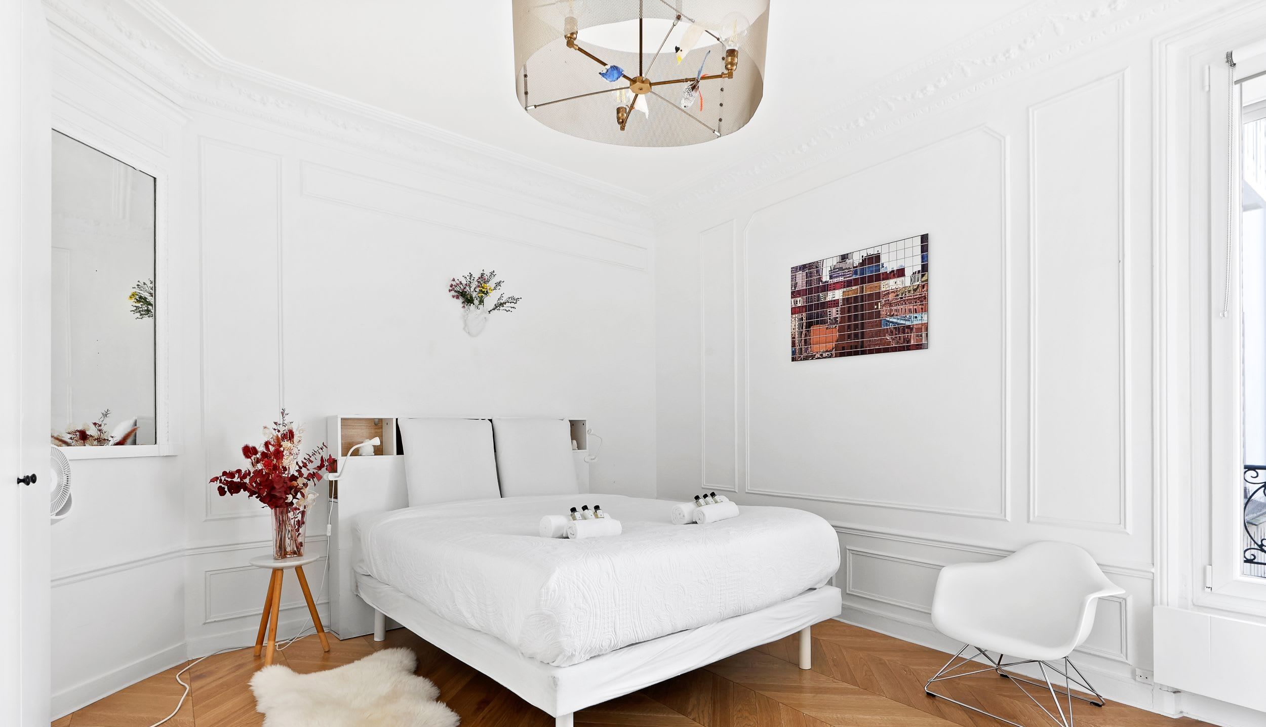 Chambre 1 : Une chambre élégante avec un lit double