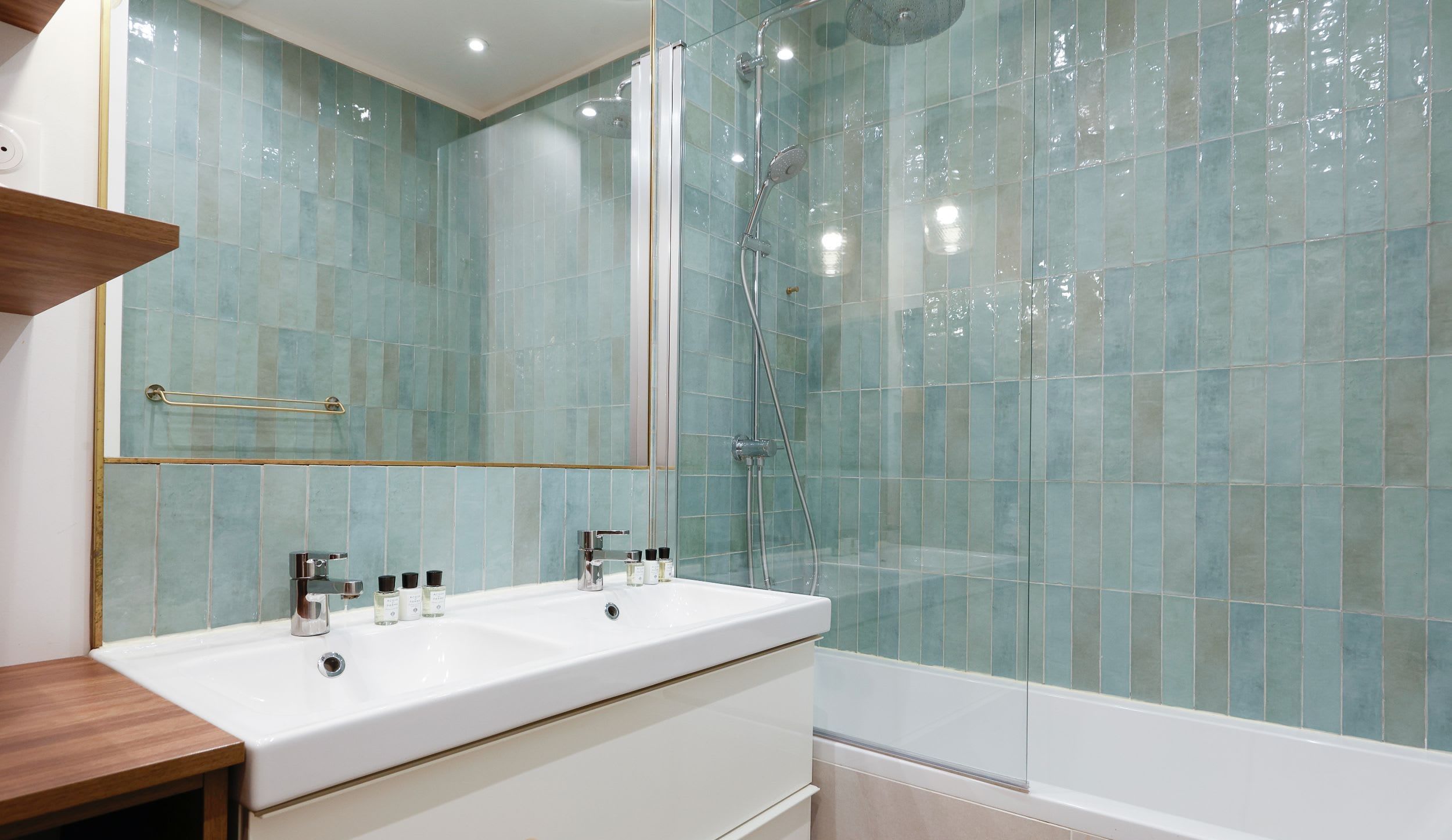Salle de bain équipée avec une belle baignoire