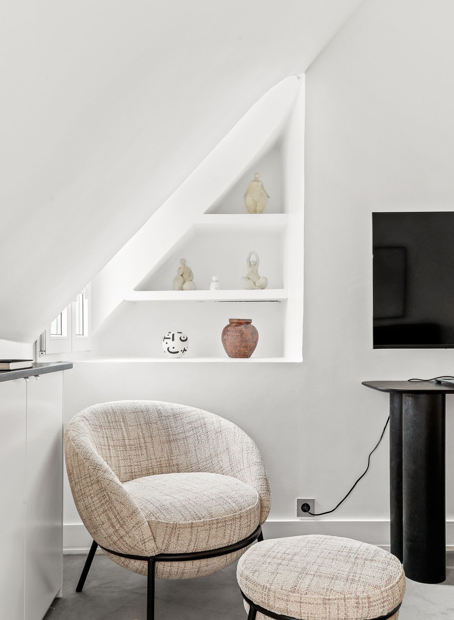 Duplex de luxe Paris 16e, séjour double hauteur avec balcon en fer forgé et vue Tour Eiffel, location meublée moyenne durée