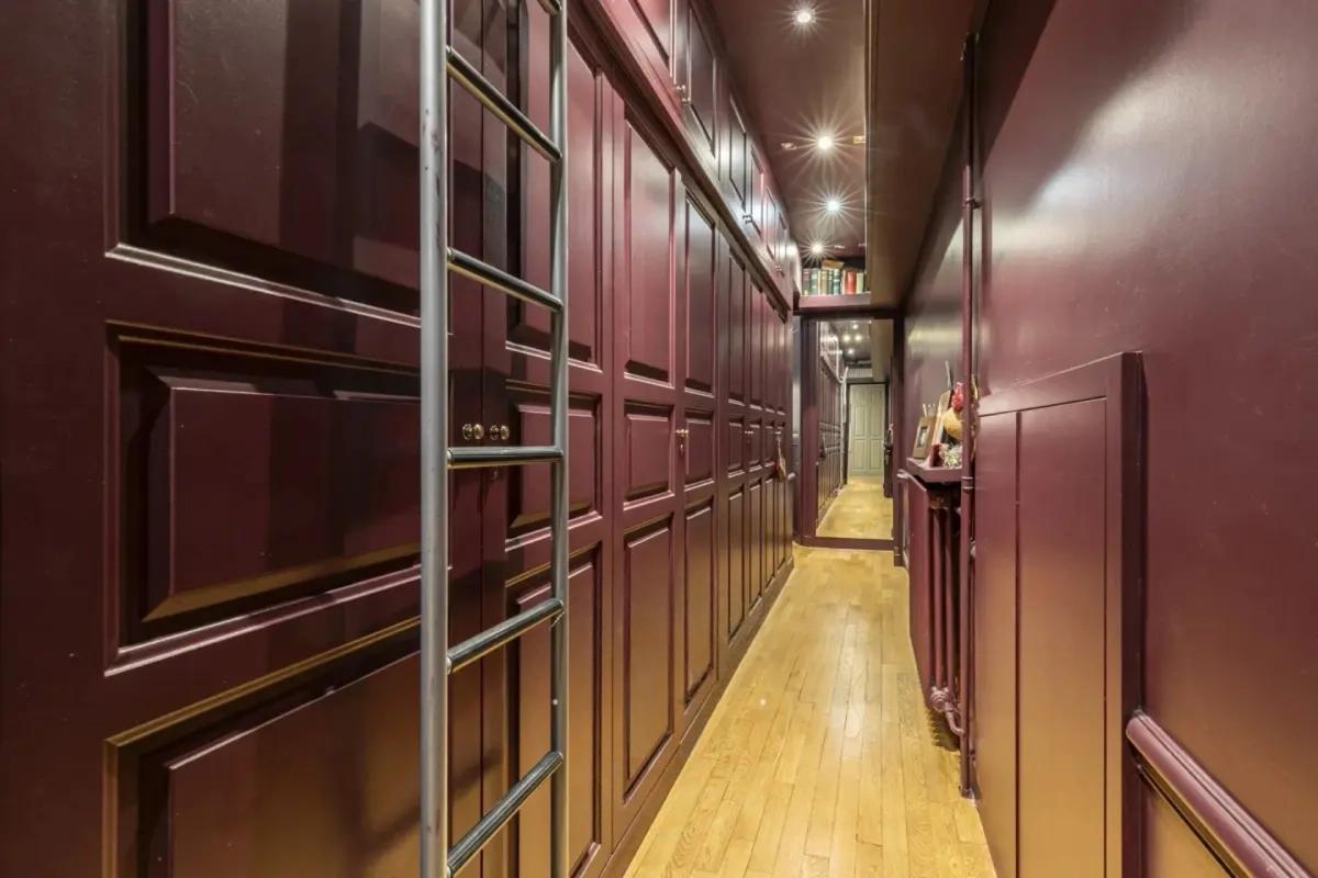 Couloir avec rangements sur mesure en bois