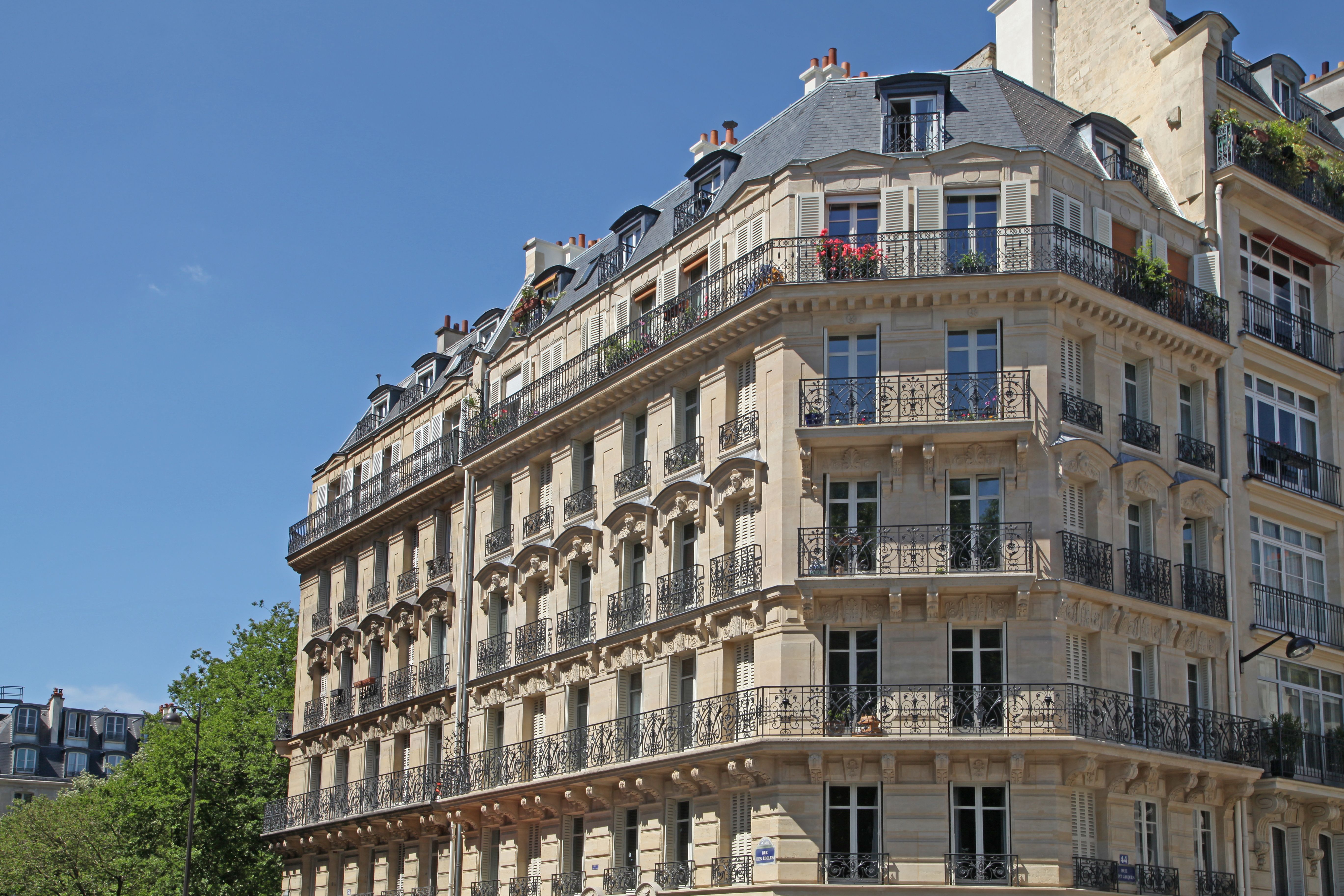 Relocation in Paris expert assisting expat with CPAM social security registration 2026