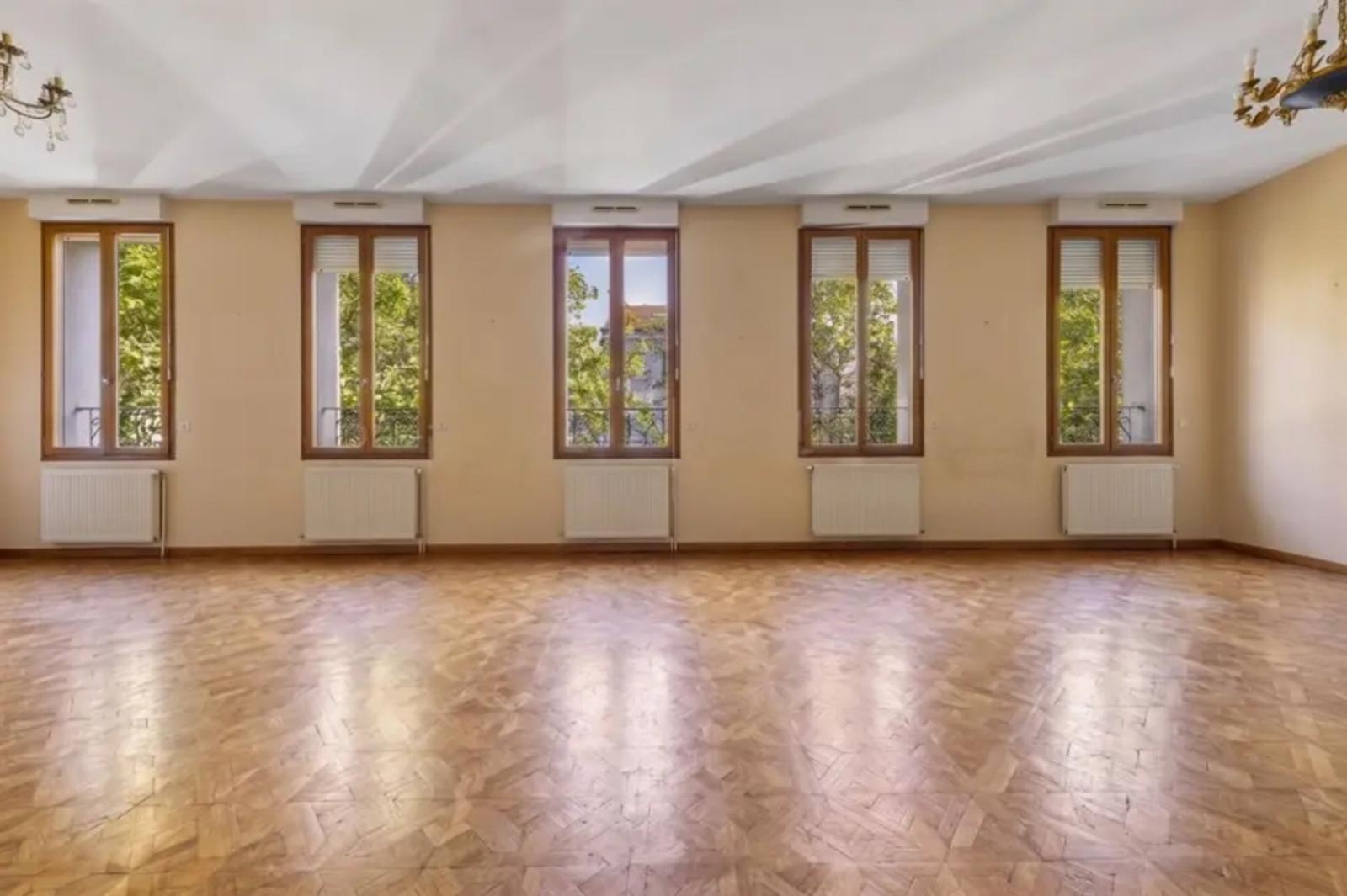 Séjour avec cinq fenêtres et parquet à Paris 15