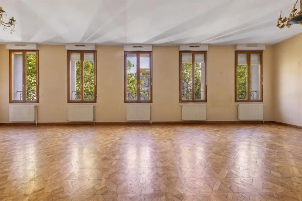 Séjour avec cinq fenêtres et parquet à Paris 15