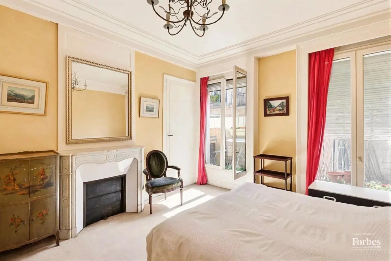 Chambre lumineuse avec cheminée et balcon